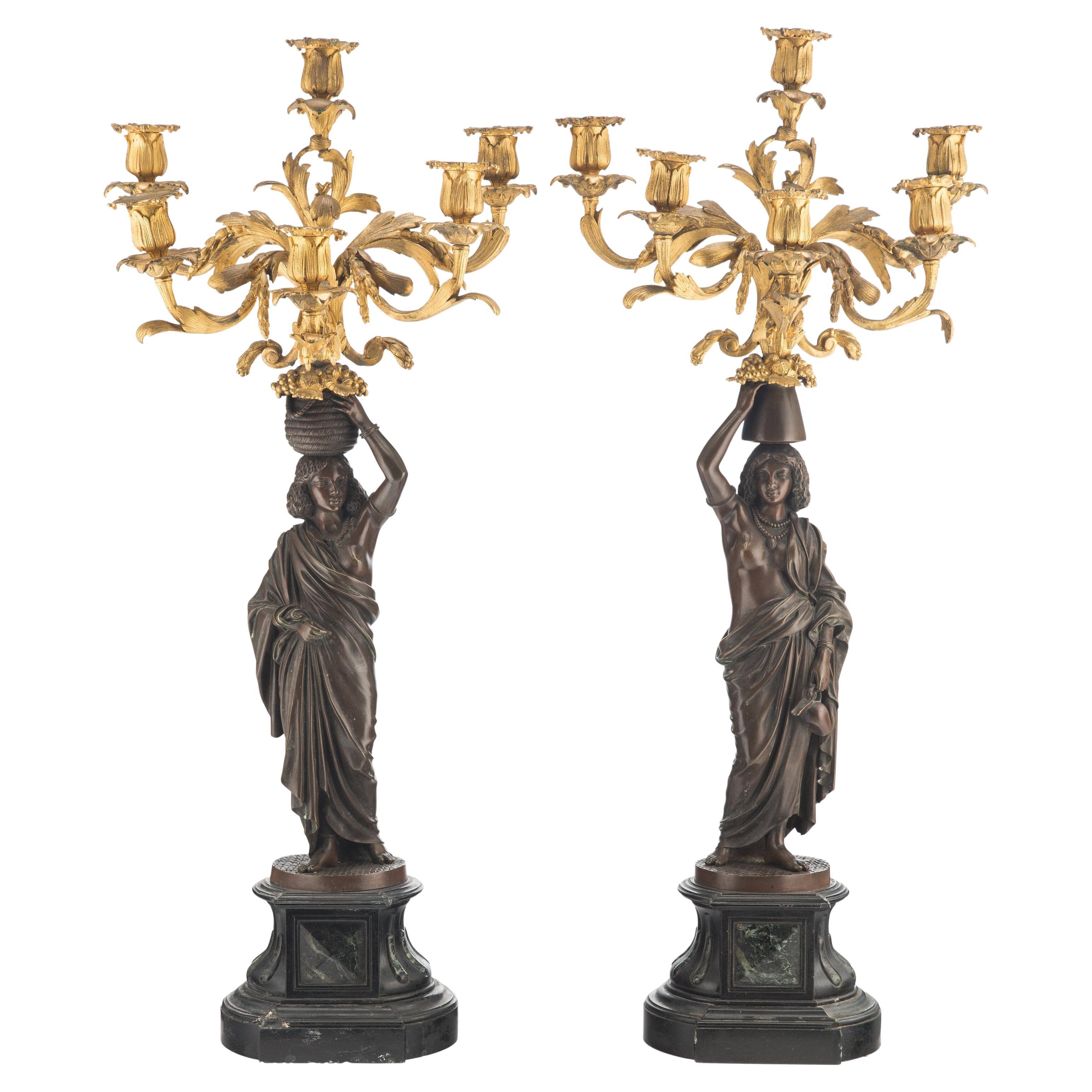 Paire de candélabres exotiques français du 19ème siècle figuratifs en bronze doré et patiné