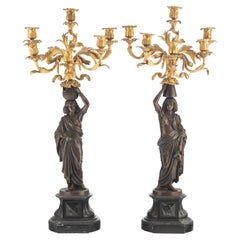 Paire de candélabres exotiques français du 19ème siècle figuratifs en bronze doré et patiné