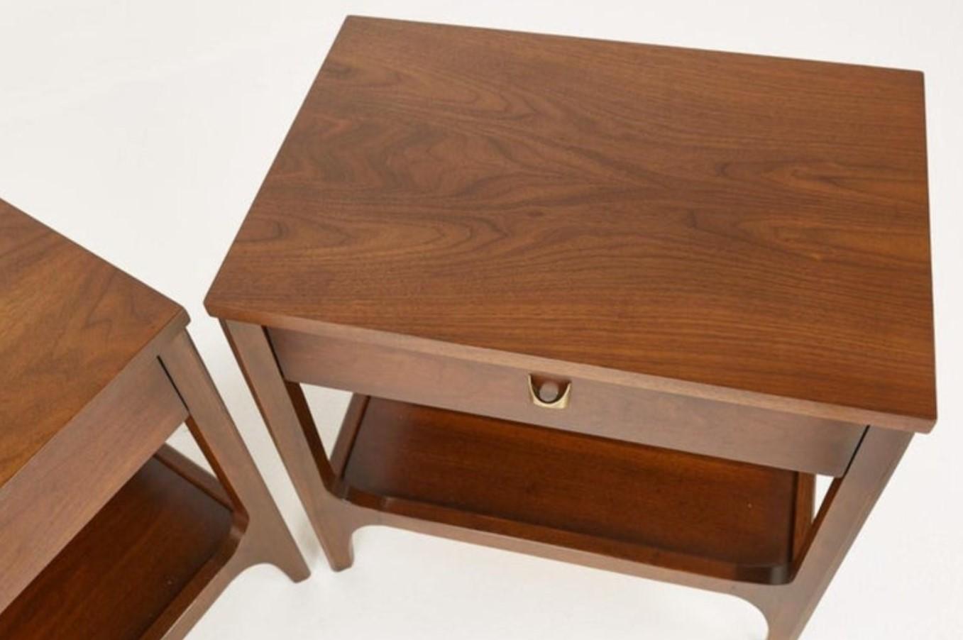 Pair Expertly Restored Broyhill Brasilia Walnut & Brass Nightstands End Tables In Good Condition In Philadelphia, PA