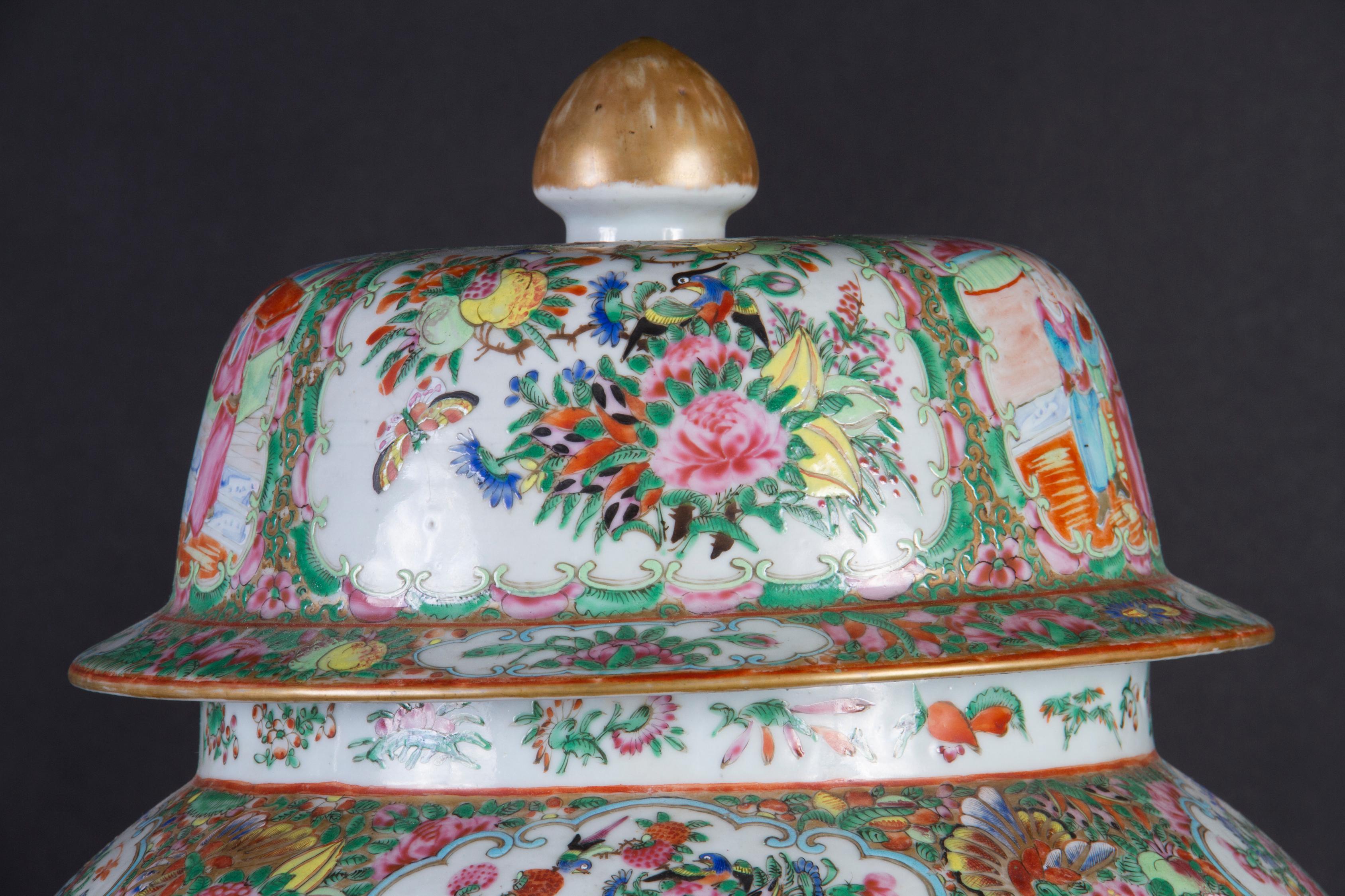 Pair: Exquisite Early 19th Century Chinese Rose Medallion Porcelain Temple Jars For Sale 3