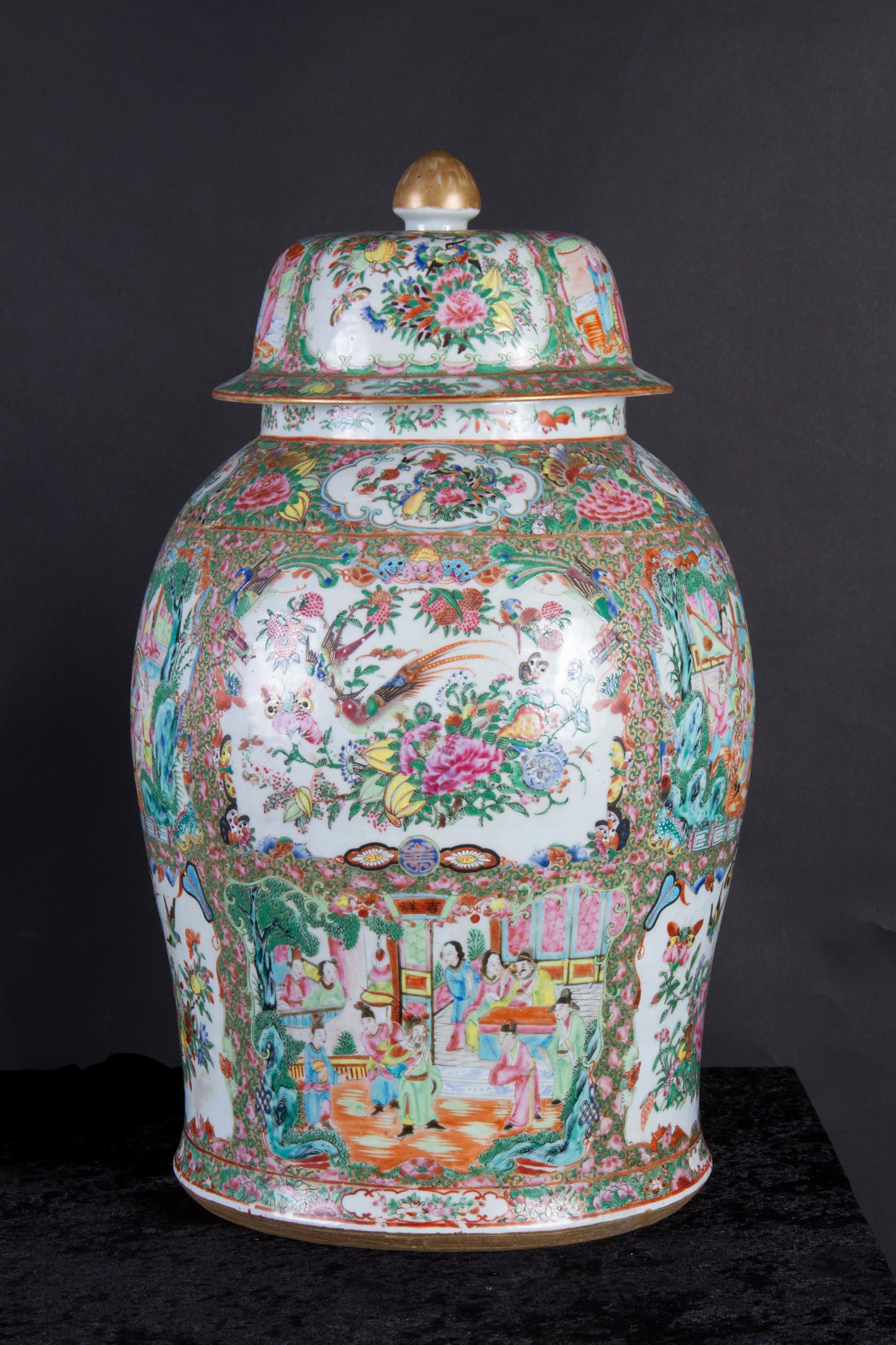Pair: Exquisite Early 19th Century Chinese Rose Medallion Porcelain Temple Jars For Sale 4