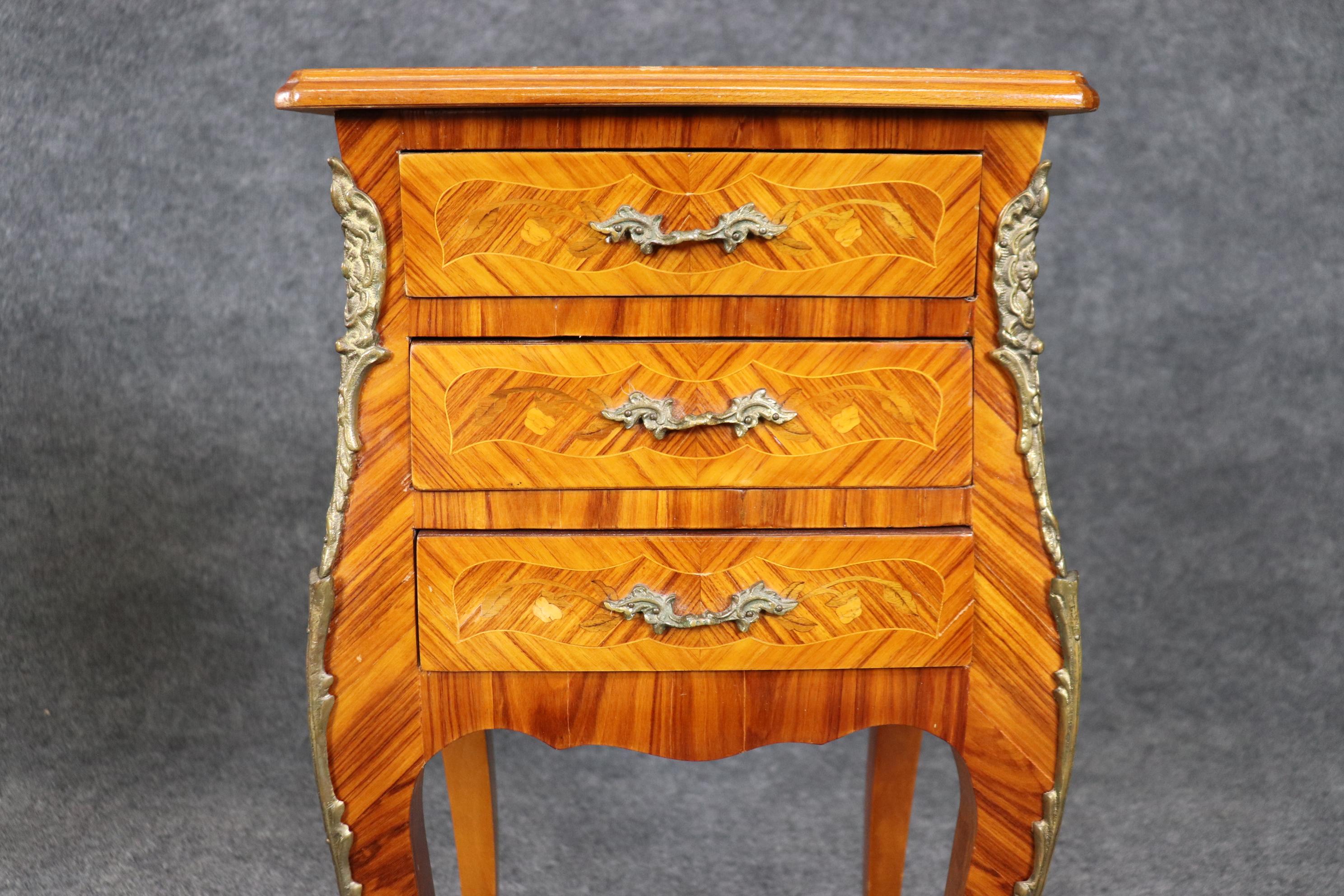 Coppia di straordinari Comodini intarsiati in legno di Re Luigi XV in bronzo satinato in vendita 4