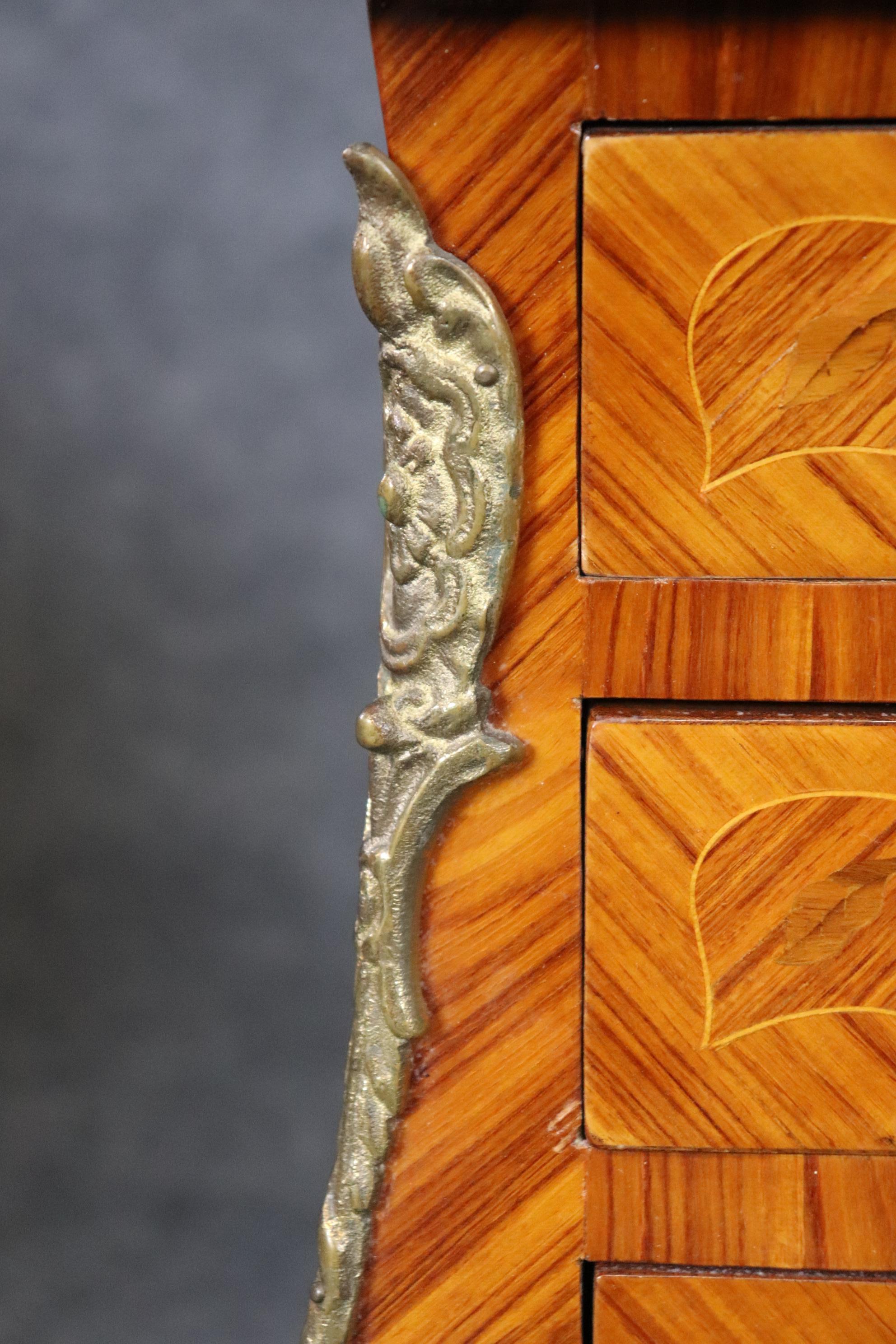 Coppia di straordinari Comodini intarsiati in legno di Re Luigi XV in bronzo satinato in vendita 5