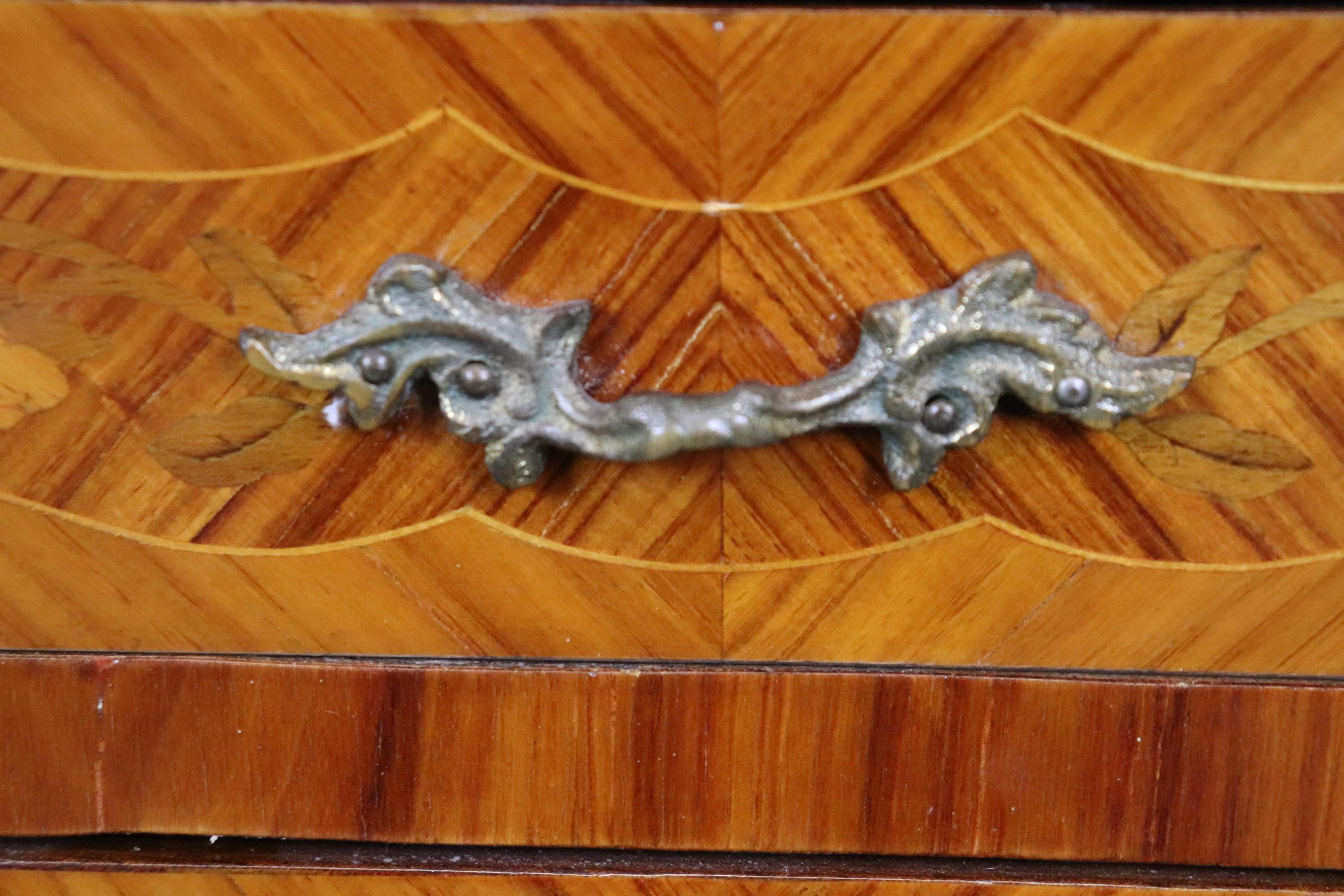 Coppia di straordinari Comodini intarsiati in legno di Re Luigi XV in bronzo satinato in vendita 6