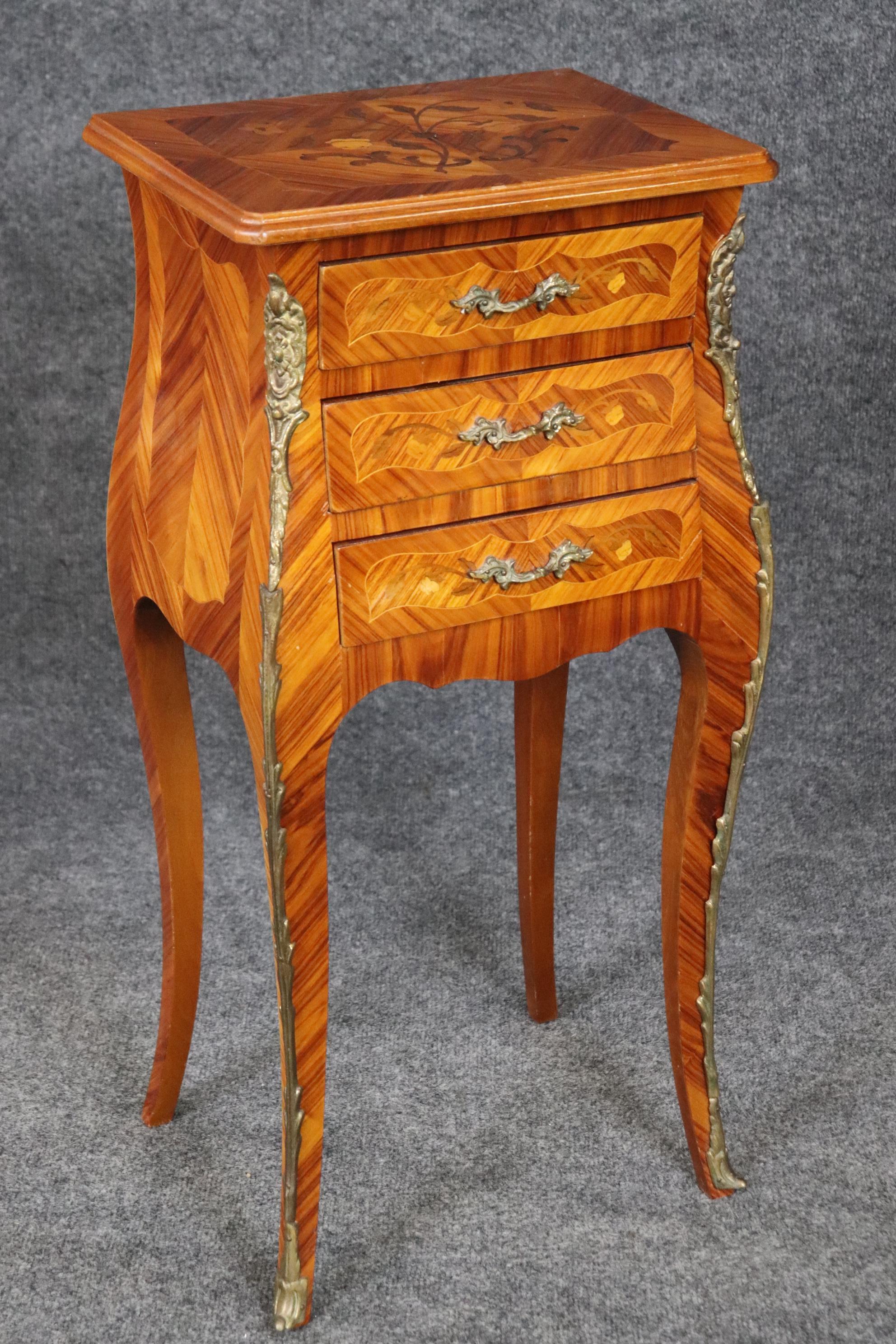 Si tratta di una coppia davvero straordinaria di comodini intarsiati in kingwood e satinwood montati in bronzo. Gli stand sono semplicemente splendidi, con le loro curve a 