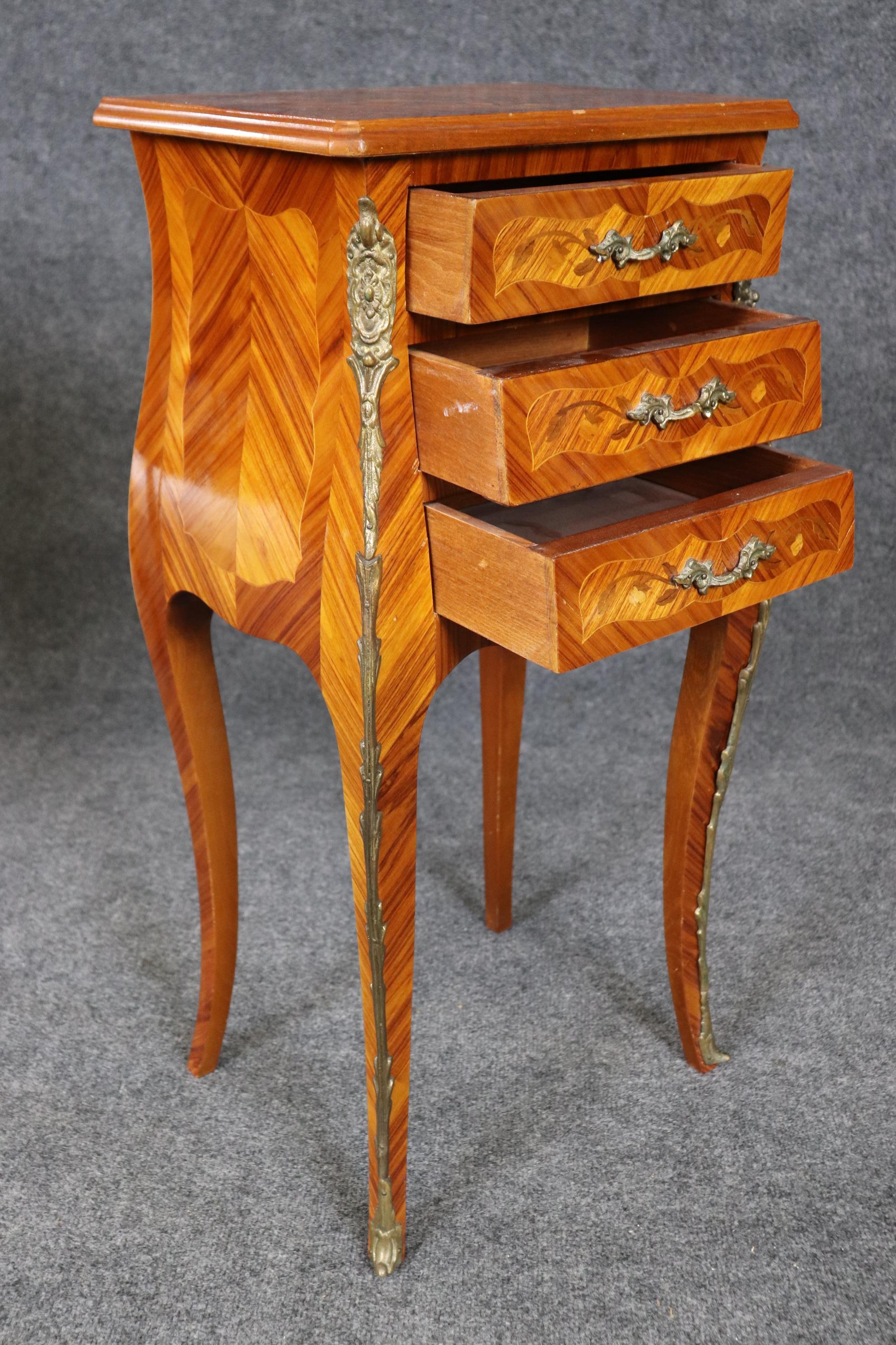 Francese Coppia di straordinari Comodini intarsiati in legno di Re Luigi XV in bronzo satinato in vendita