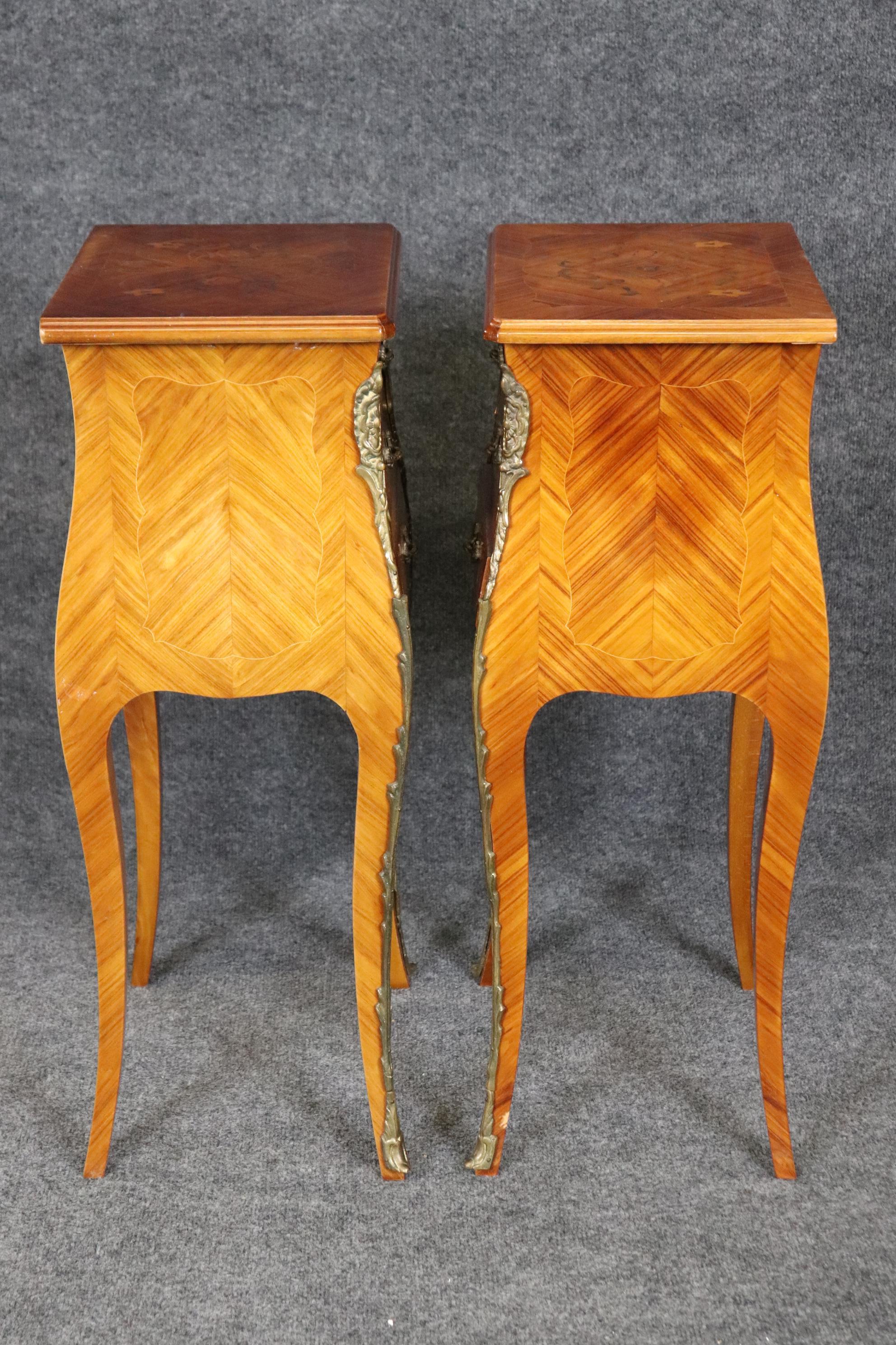 Coppia di straordinari Comodini intarsiati in legno di Re Luigi XV in bronzo satinato in vendita 1