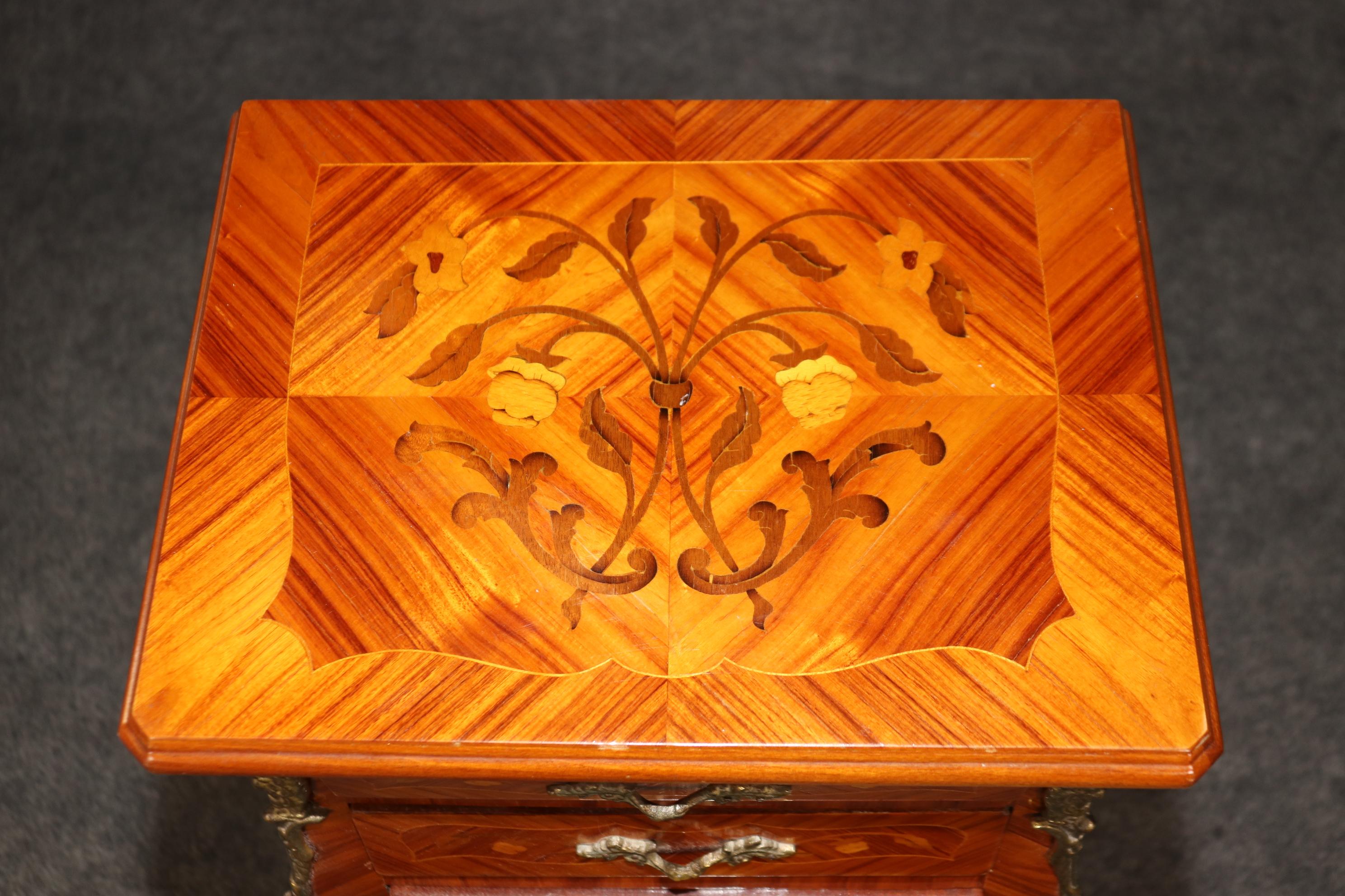 Coppia di straordinari Comodini intarsiati in legno di Re Luigi XV in bronzo satinato in vendita 2