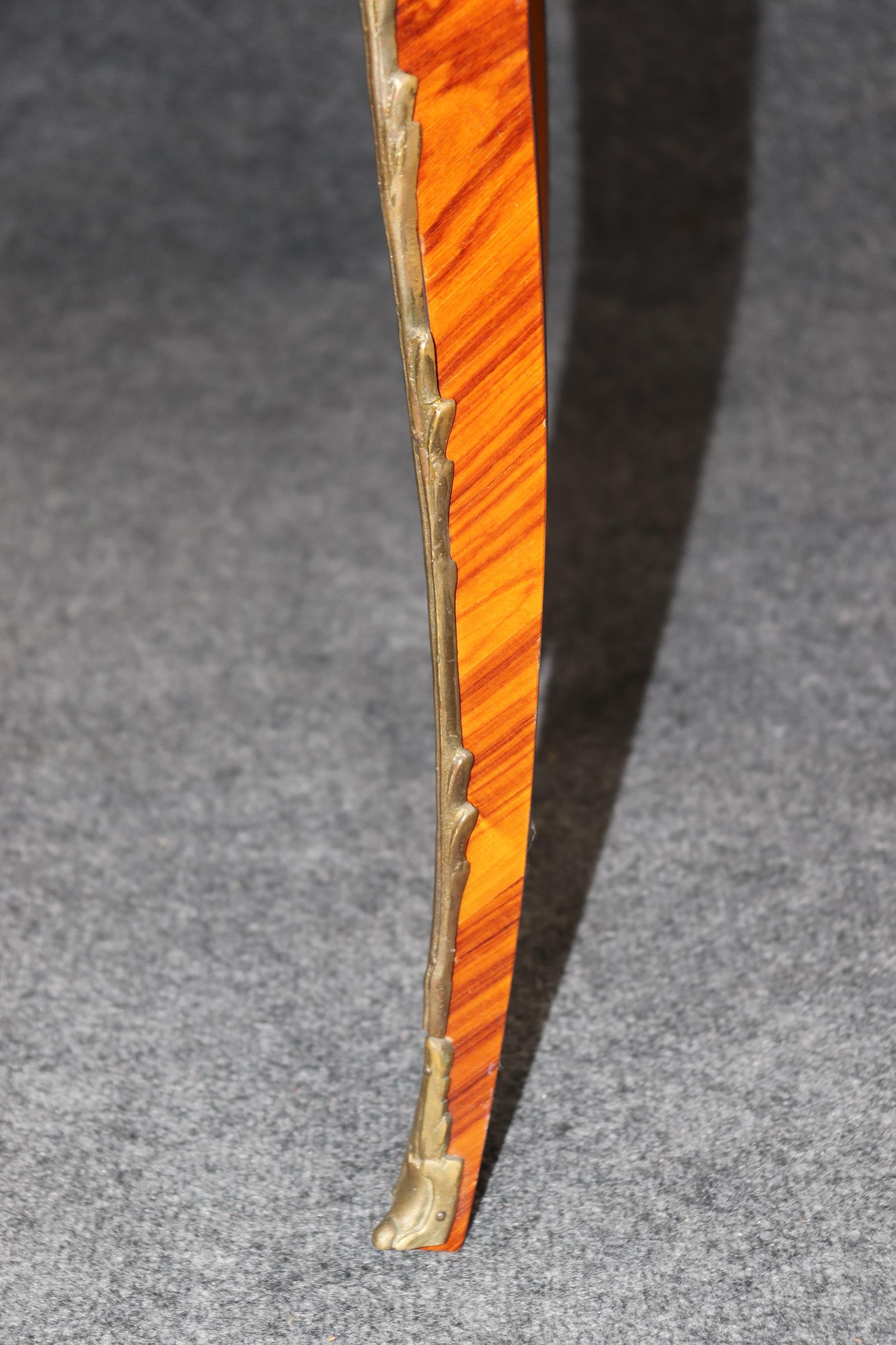 Coppia di straordinari Comodini intarsiati in legno di Re Luigi XV in bronzo satinato in vendita 3