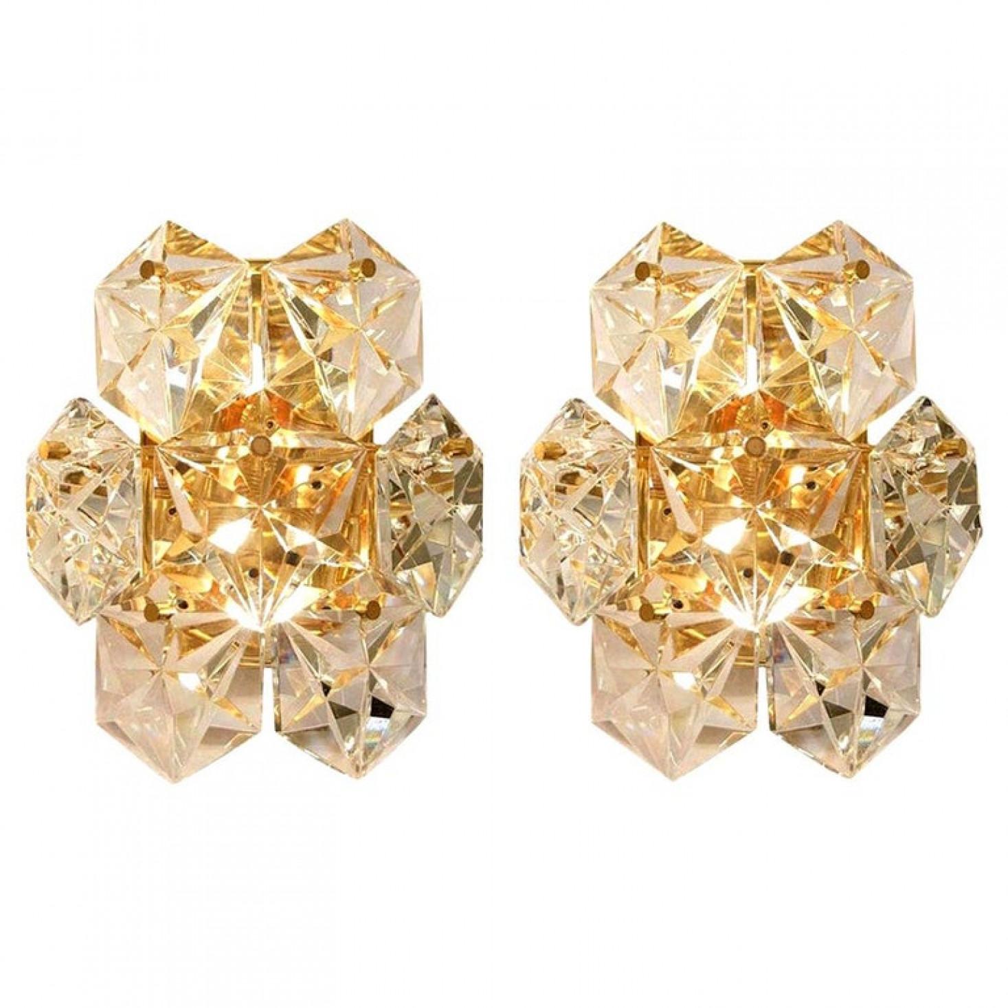 L'une des trois paires de luxueux cadres plaqués or et d'épaisses appliques en cristal de diamant du célèbre fabricant Kinkeldey. Deux sources de lumière. Des luminaires très élégants, qui s'adaptent à toutes les époques de décoration. Les cristaux