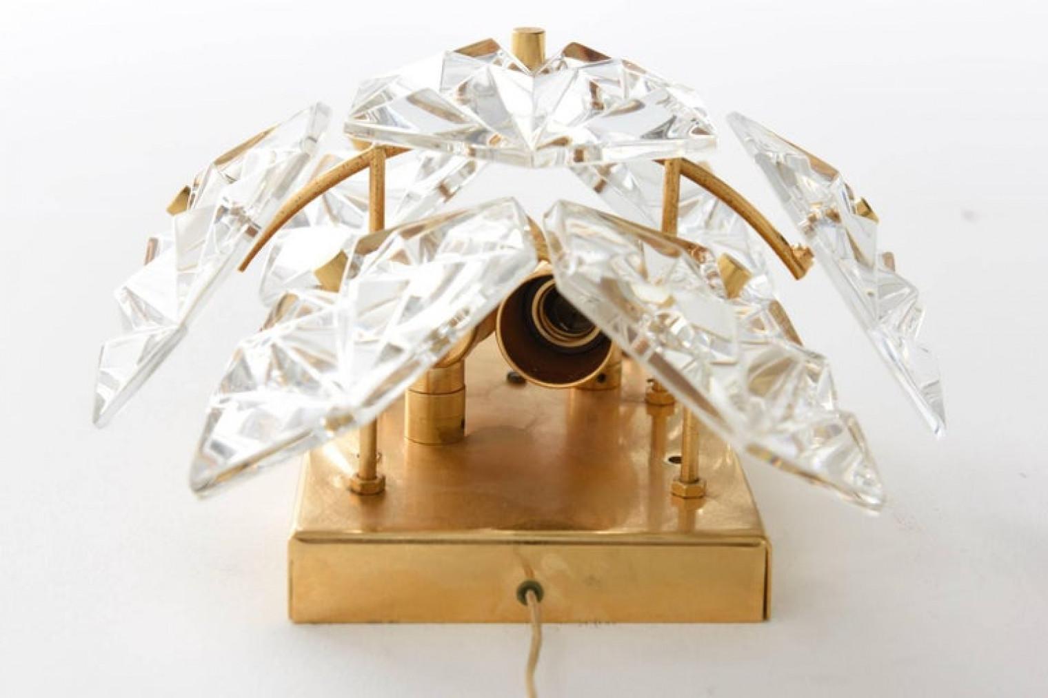 Doré Paire d'appliques à facettes en cristal et doré de Kinkeldey, Allemagne en vente