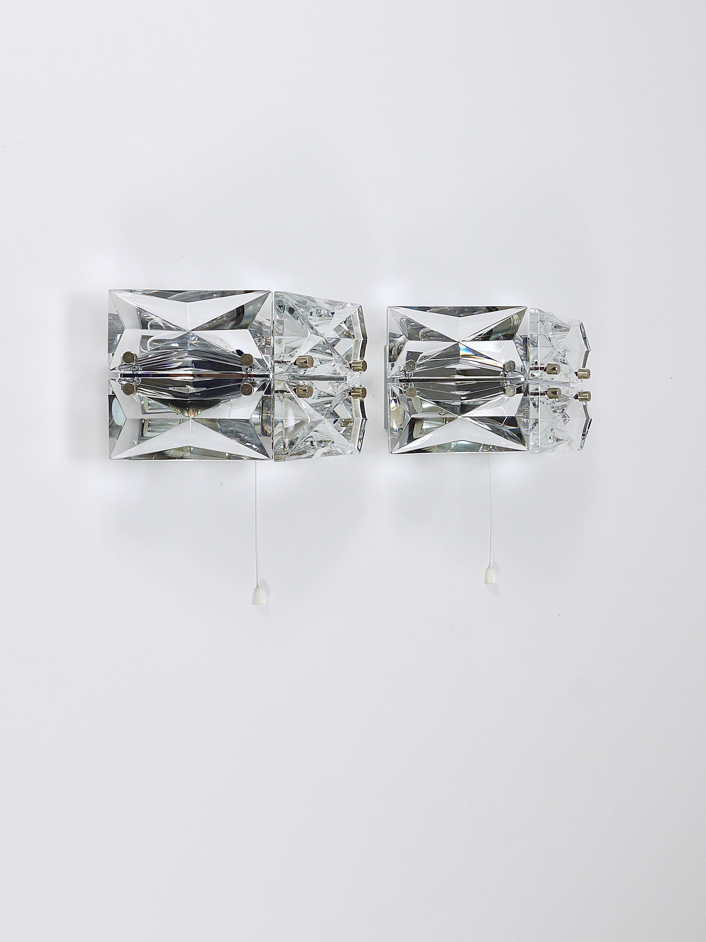 Pareja de Apliques de Cristal Facetado y Cromo / Apliques de Cristal Prisma by Kinkeldey en venta 9