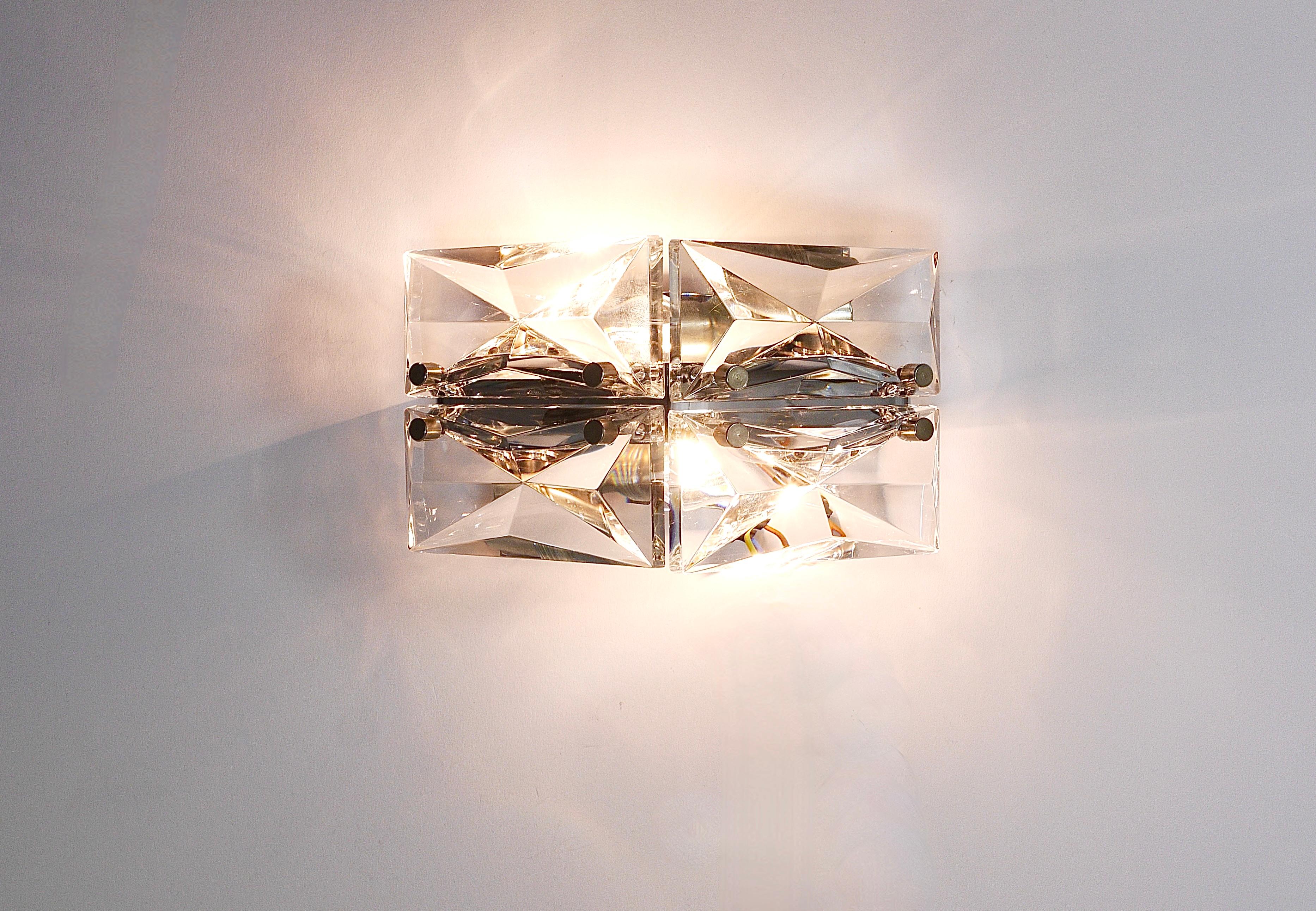 Pareja de Apliques de Cristal Facetado y Cromo / Apliques de Cristal Prisma by Kinkeldey Moderno de mediados de siglo en venta