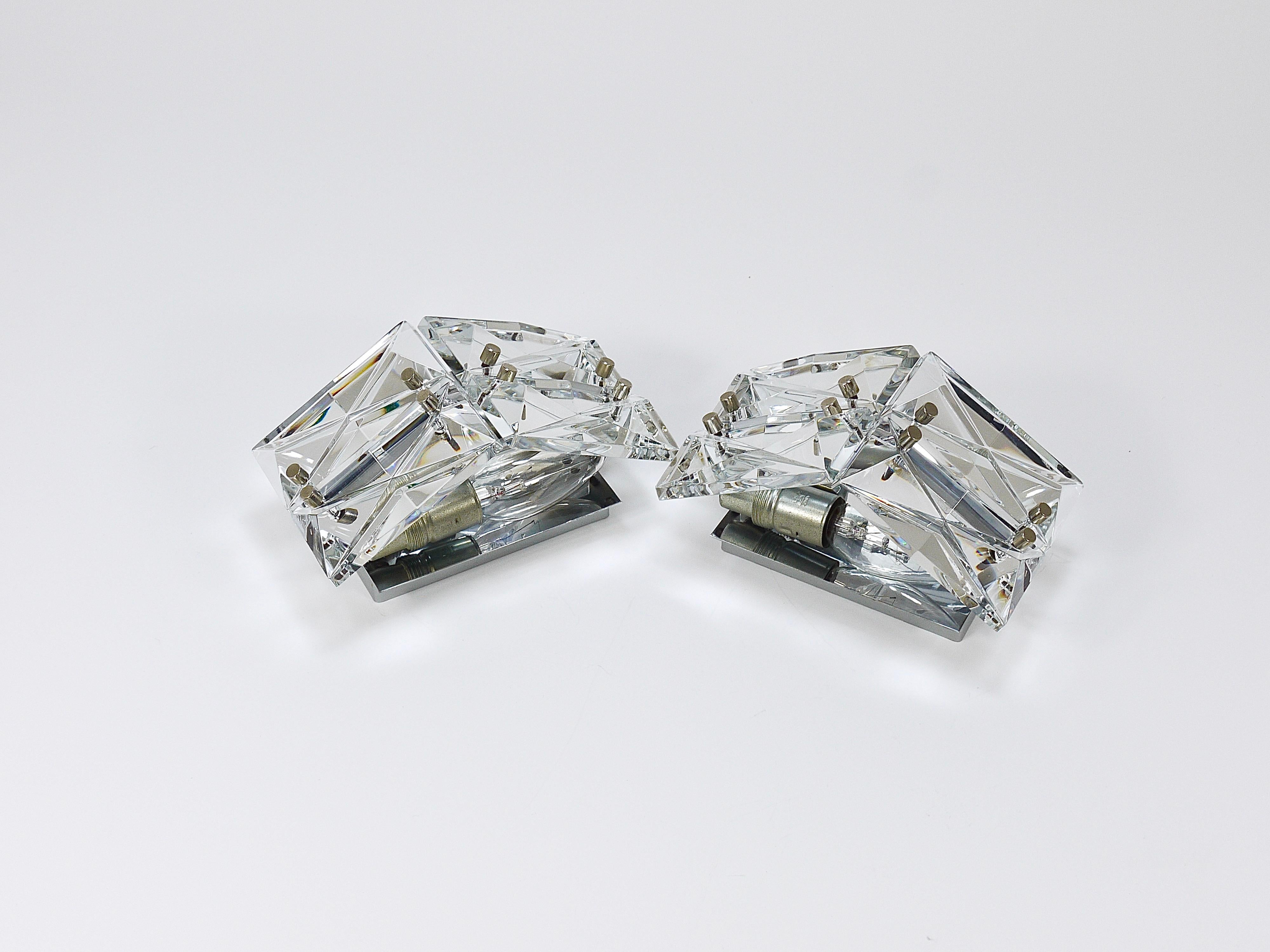 Pareja de Apliques de Cristal Facetado y Cromo / Apliques de Cristal Prisma by Kinkeldey en Bueno estado para la venta en Vienna, AT