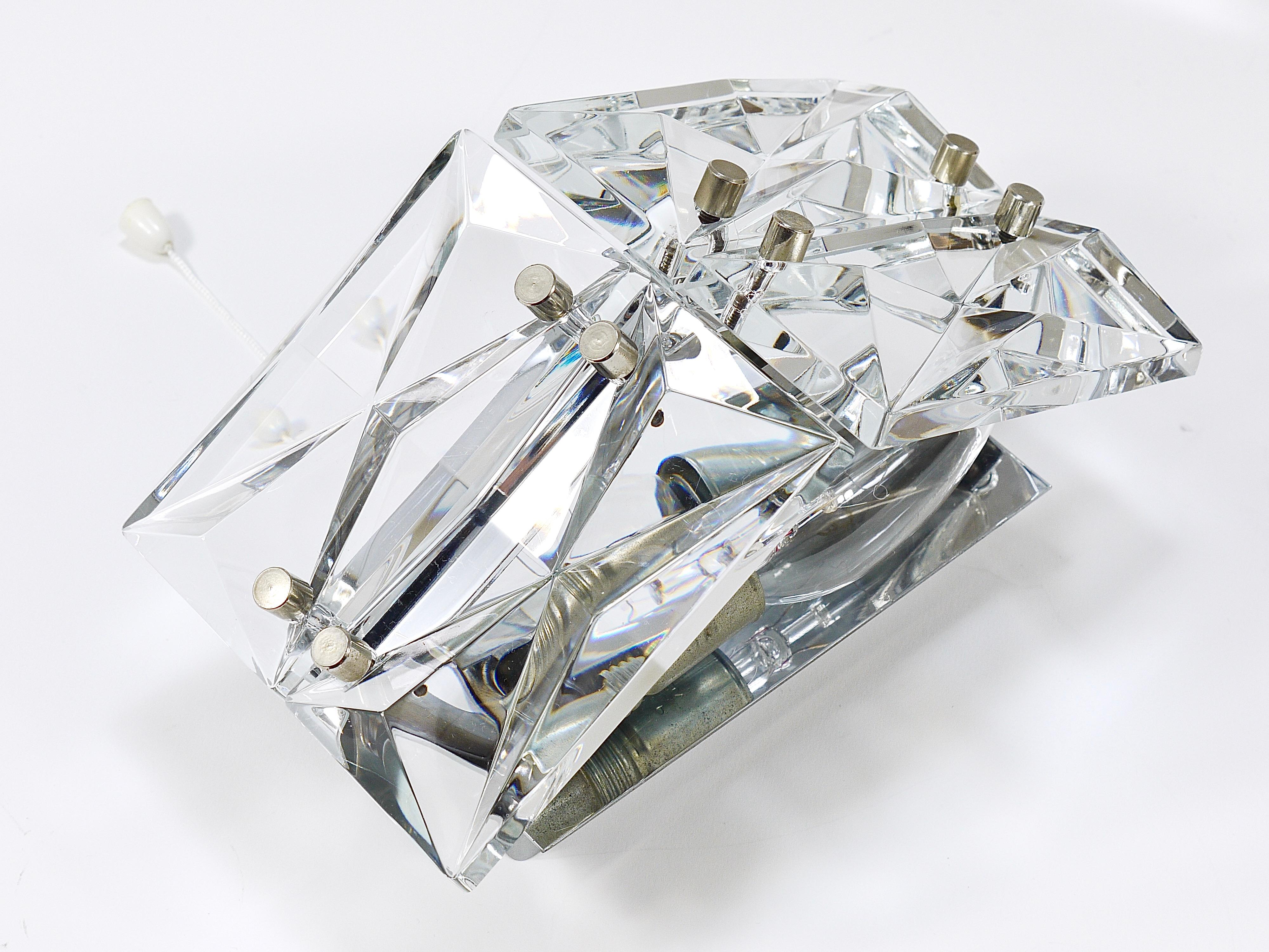 Pareja de Apliques de Cristal Facetado y Cromo / Apliques de Cristal Prisma by Kinkeldey siglo XX en venta