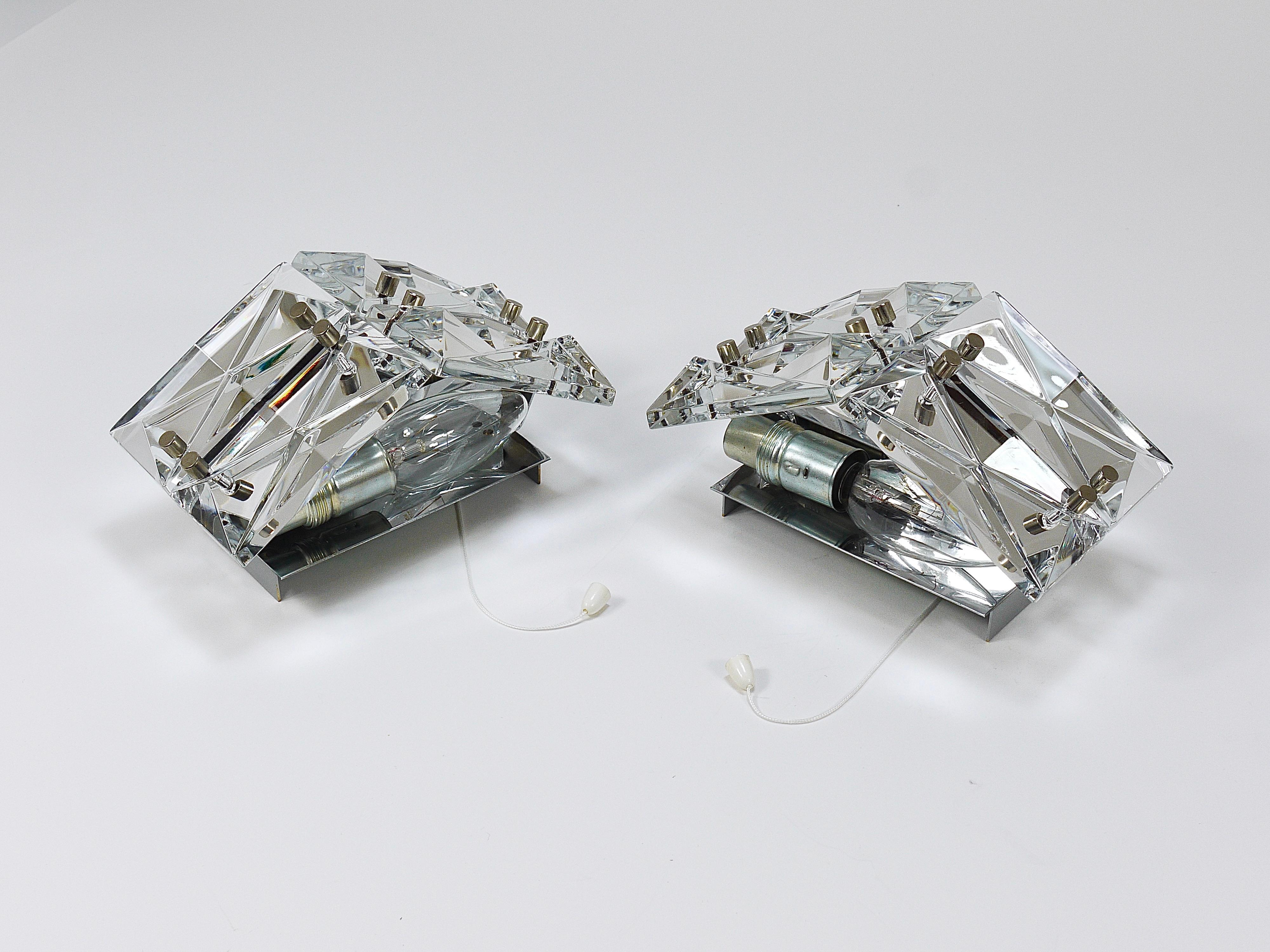 Pareja de Apliques de Cristal Facetado y Cromo / Apliques de Cristal Prisma by Kinkeldey Metal en venta
