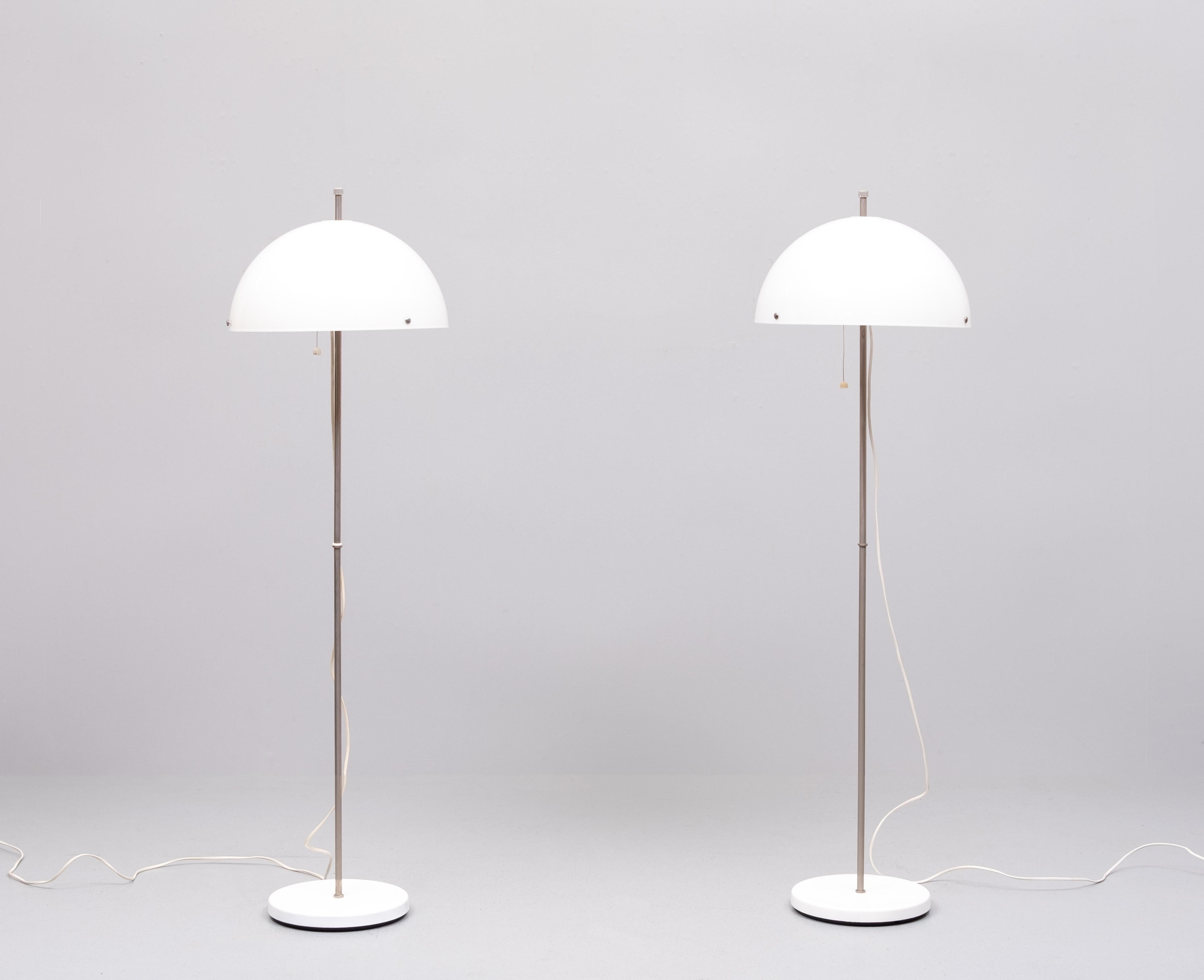 Coppia di lampade da terra molto belle, con paralumi in perspex di colore bianco. 
Can può essere modificato in altezza. Due lampadine grandi ciascuna. Interruttore a scomparsa.
Prodotto da Fagerhulst Sweden anni '70. Buono stato.  