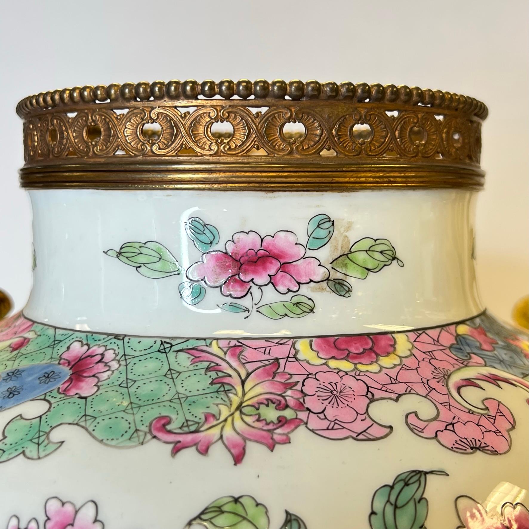 Paar Famille Rose Chinesisch Ingwer Jars mit Bronze Halterungen im Angebot 6