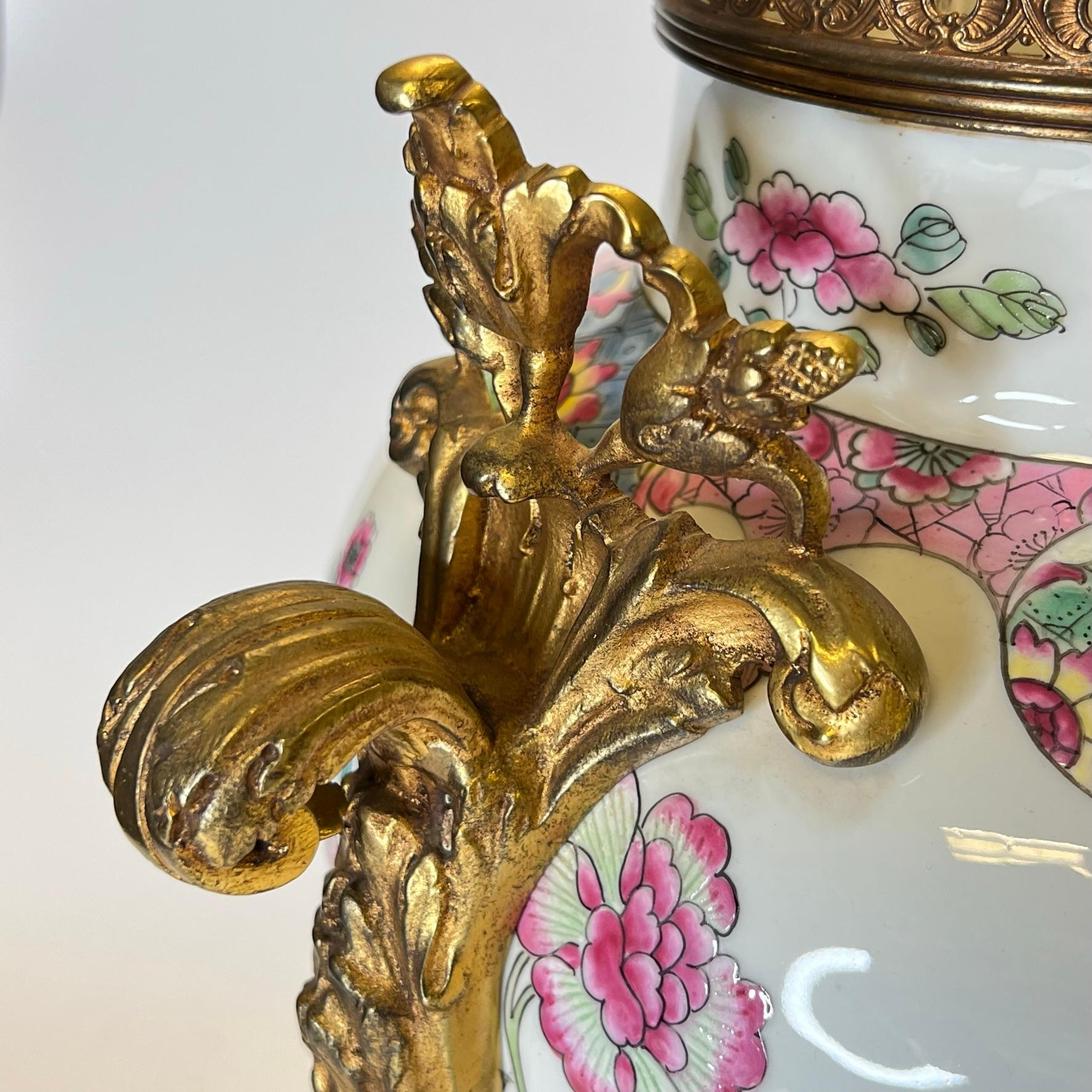 Paar Famille Rose Chinesisch Ingwer Jars mit Bronze Halterungen im Angebot 7