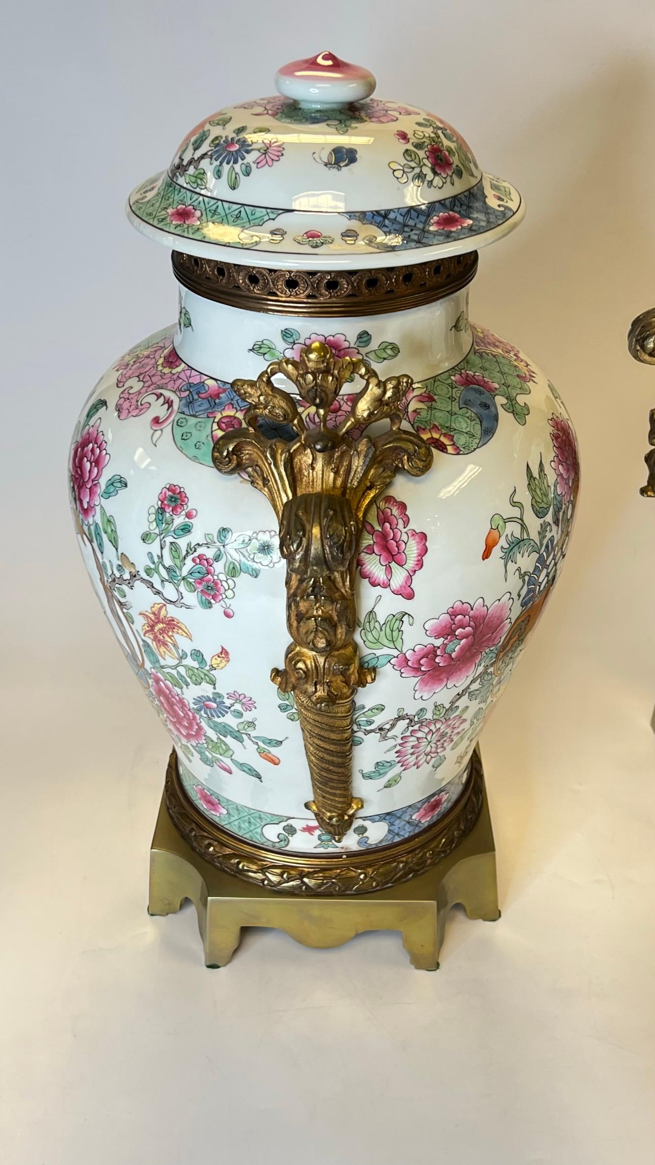 Paar Famille Rose Chinesisch Ingwer Jars mit Bronze Halterungen im Angebot 11
