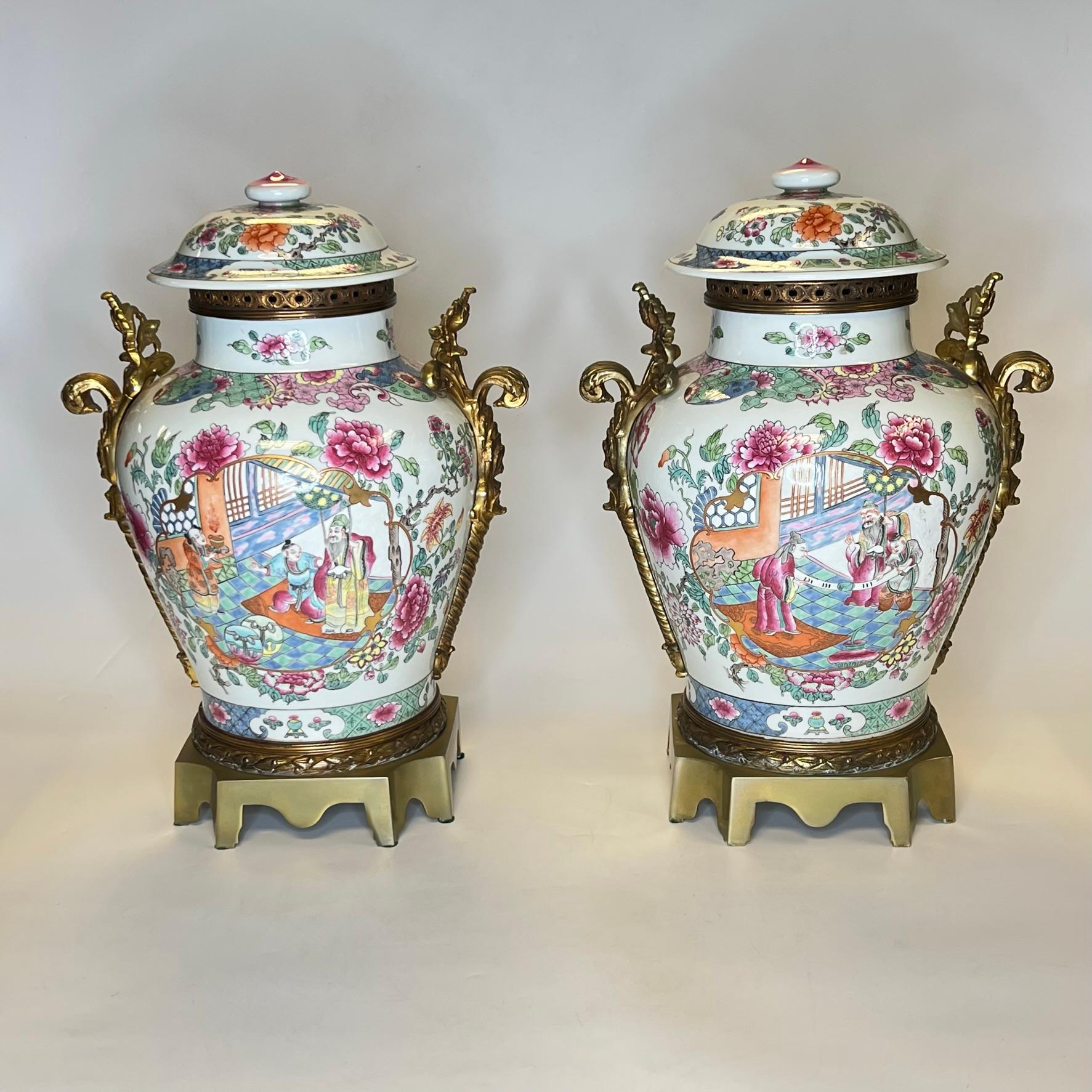 Paar Famille Rose Chinesisch Ingwer Jars mit Bronze Halterungen (Chinoiserie) im Angebot