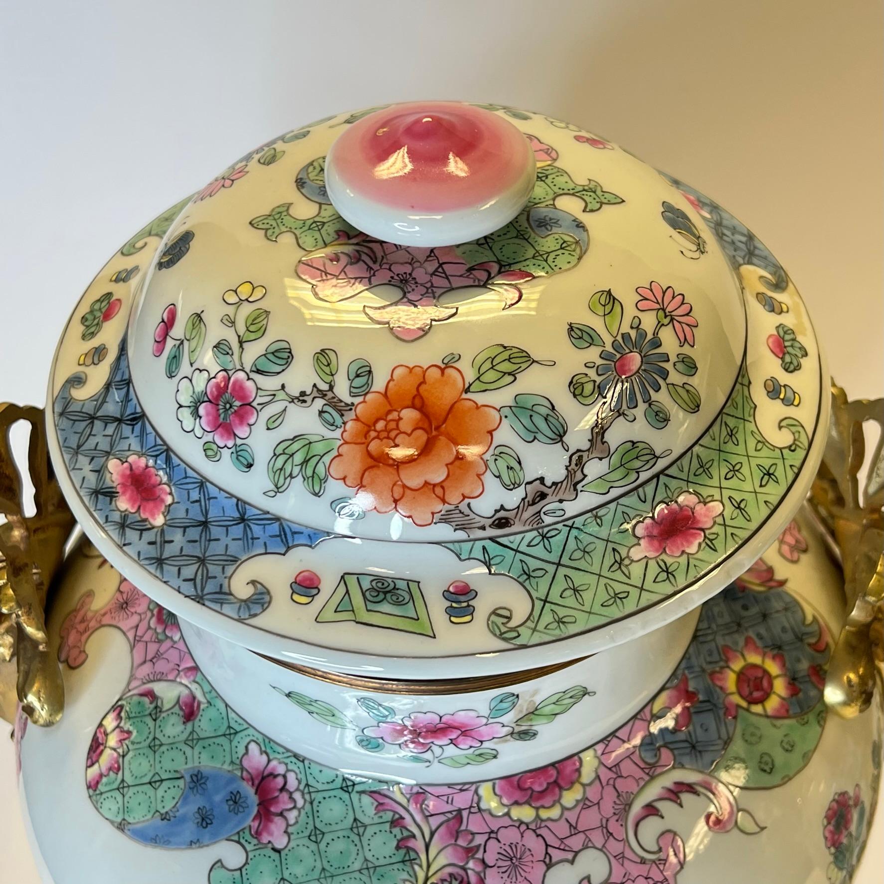 Paar Famille Rose Chinesisch Ingwer Jars mit Bronze Halterungen im Angebot 3