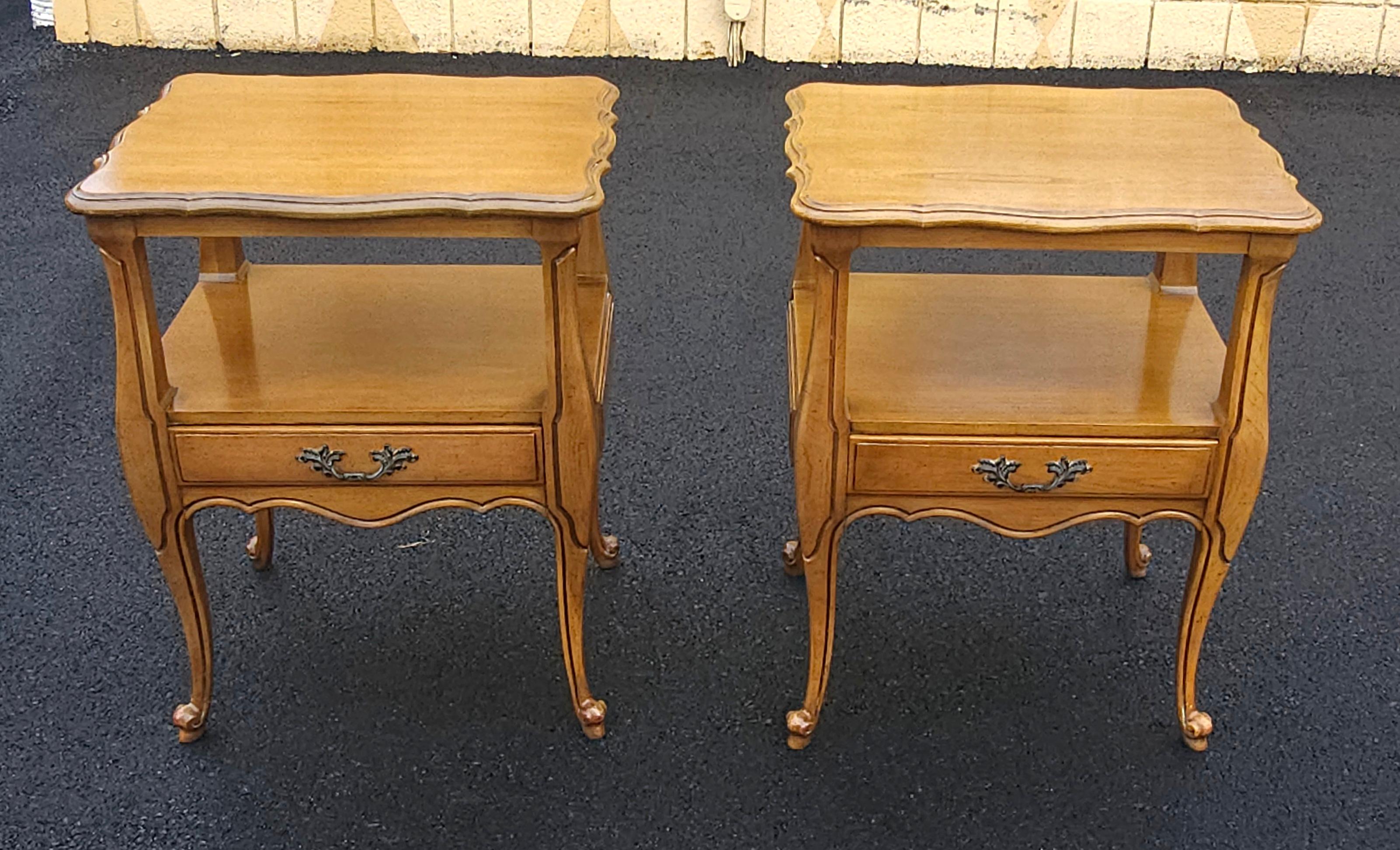 Pareja de mesillas de noche de madera de frutal de estilo provincial francés de Fancher Furniture en venta 2