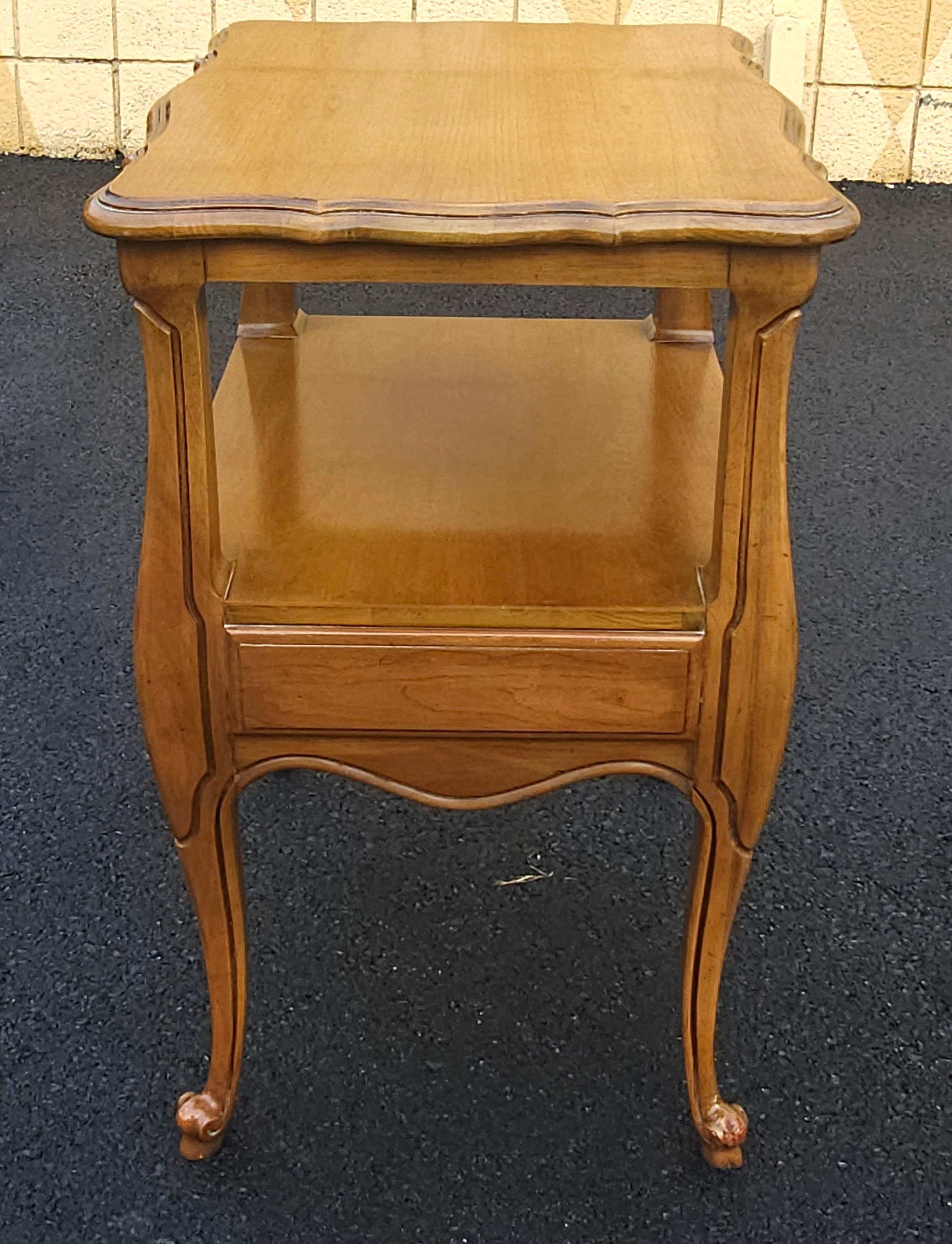 Pareja de mesillas de noche de madera de frutal de estilo provincial francés de Fancher Furniture en venta 3