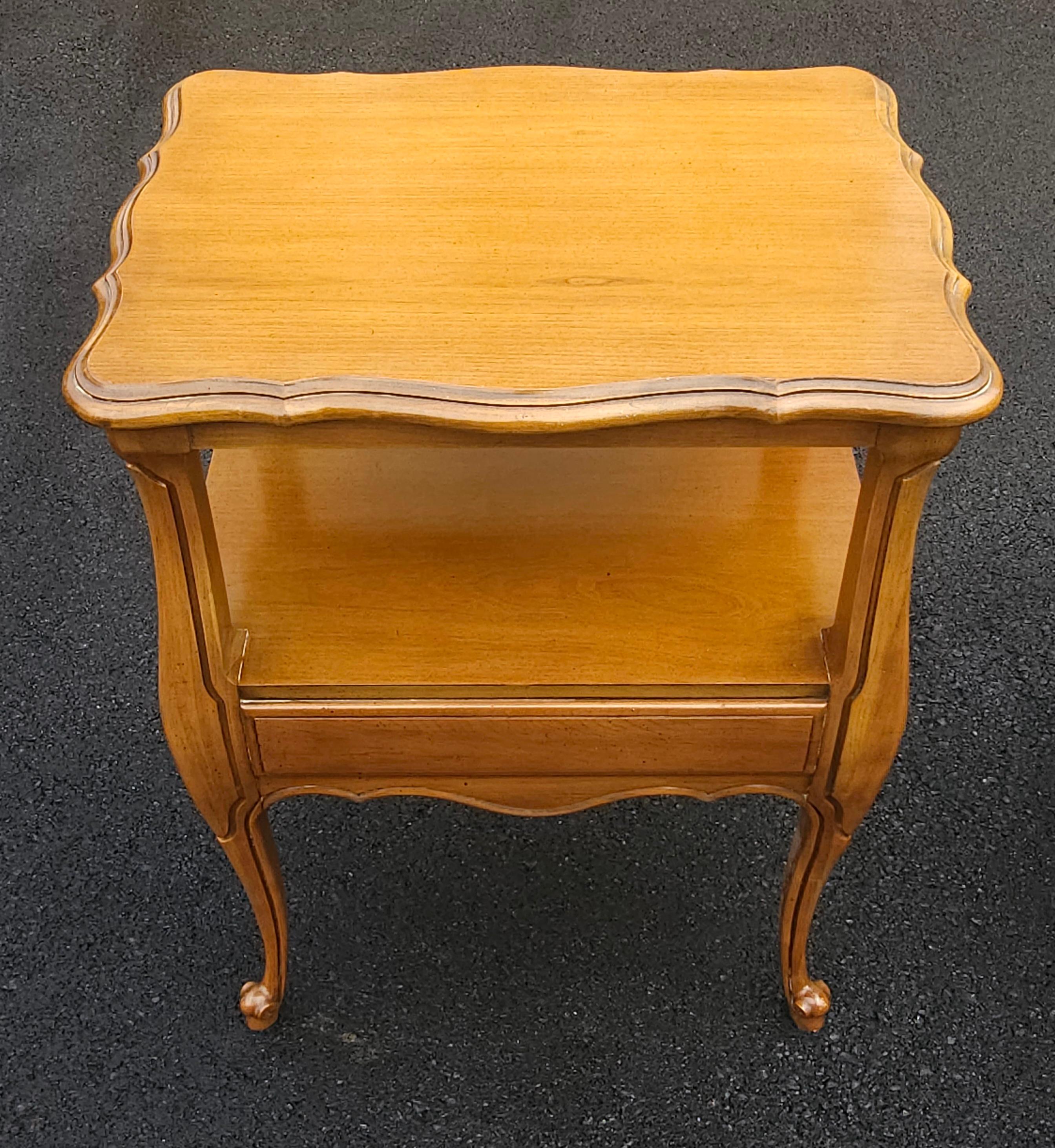 Pareja de mesillas de noche de madera de frutal de estilo provincial francés de Fancher Furniture en venta 4