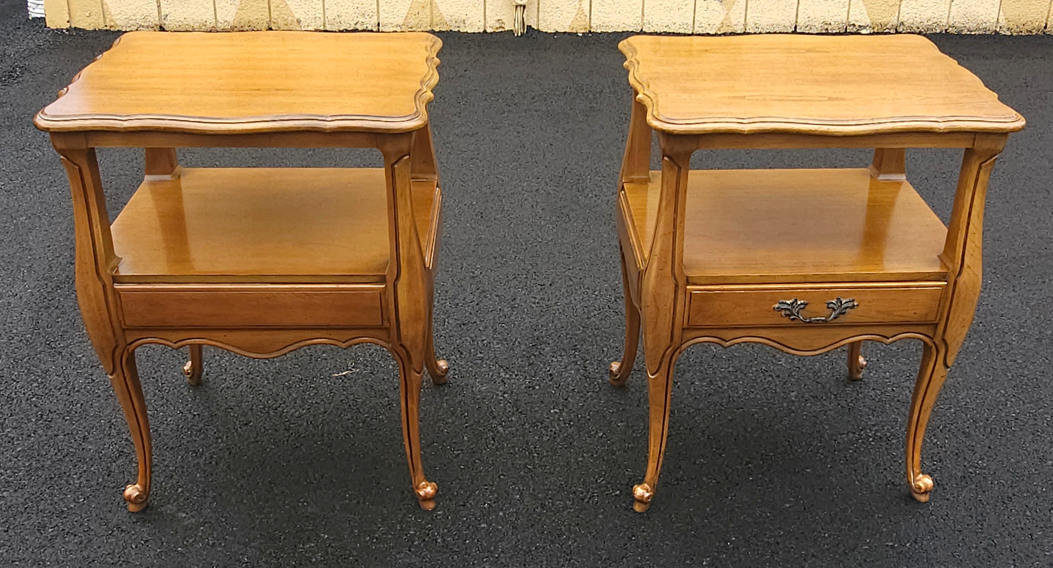 Pareja de mesillas de noche de madera de frutal de estilo provincial francés de Fancher Furniture en venta 5