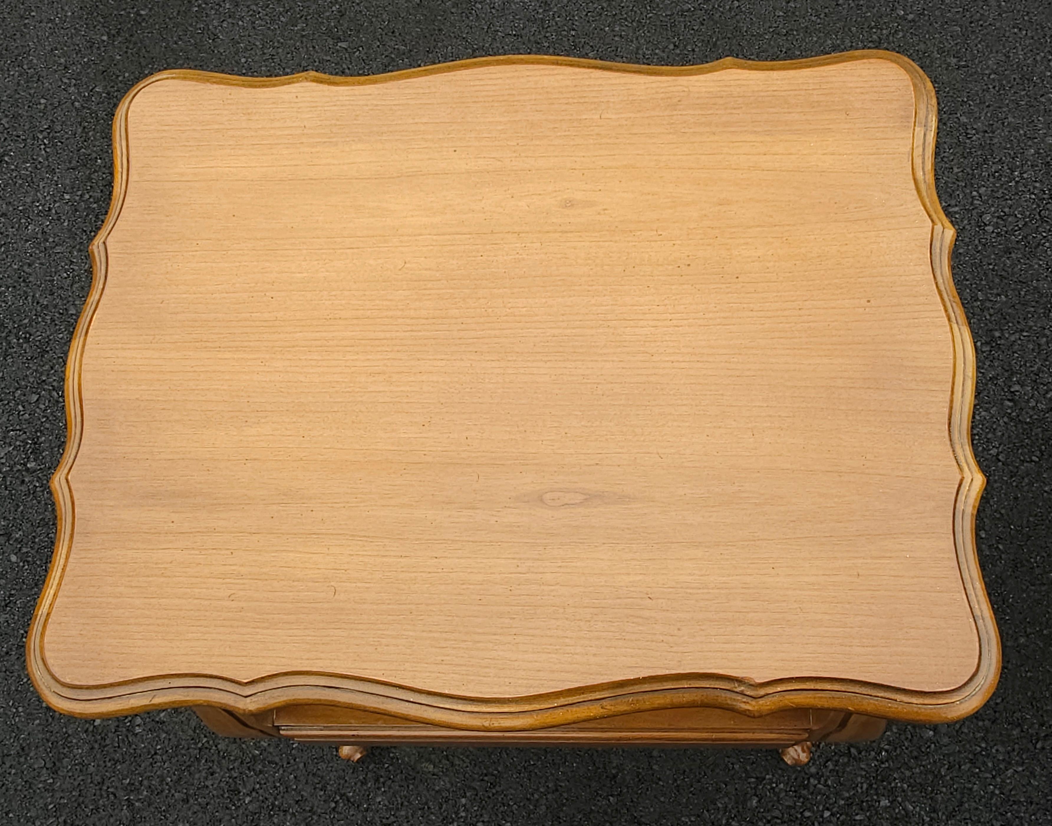 Pareja de mesillas de noche de madera de frutal de estilo provincial francés de Fancher Furniture en venta 6