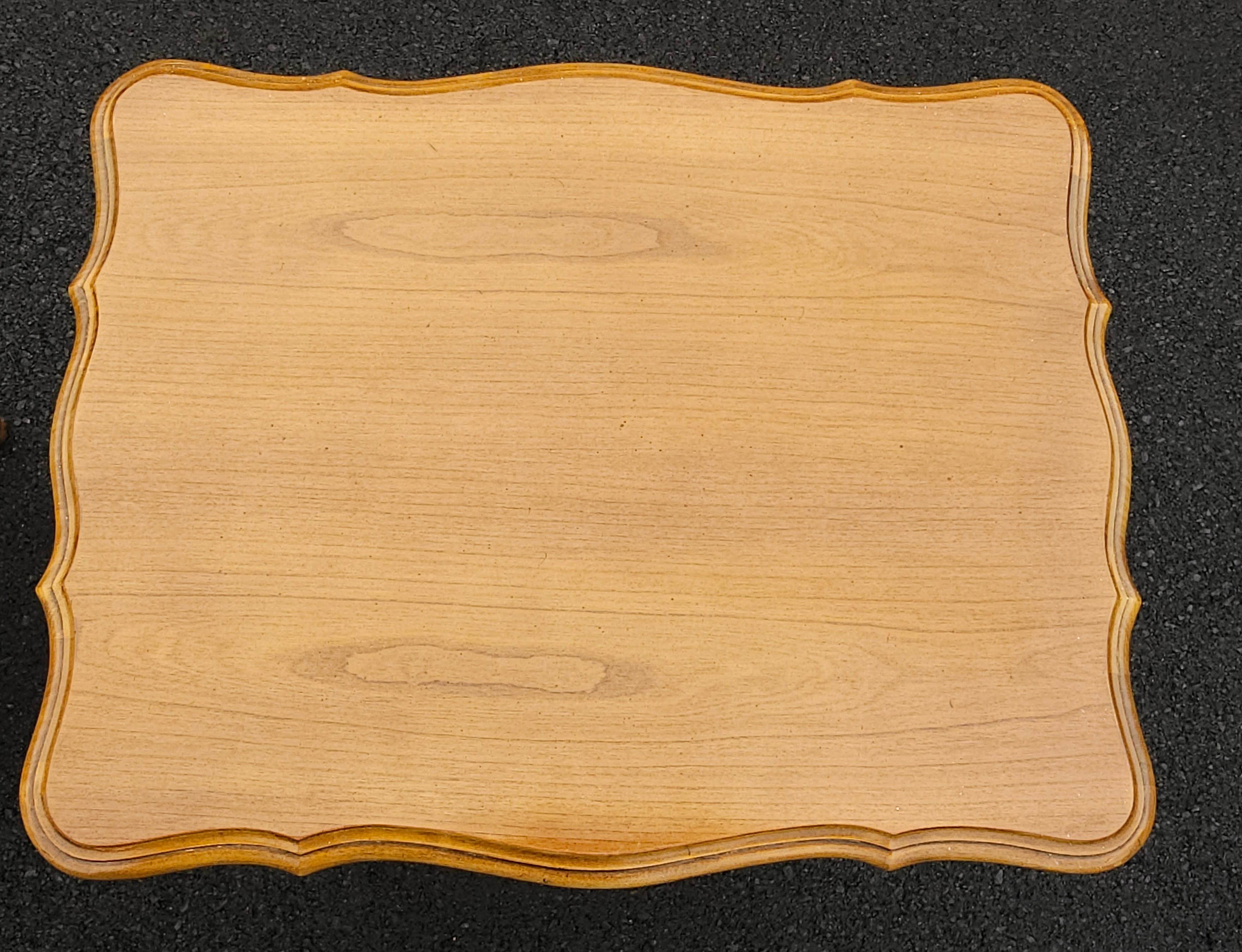Pareja de mesillas de noche de madera de frutal de estilo provincial francés de Fancher Furniture en venta 7