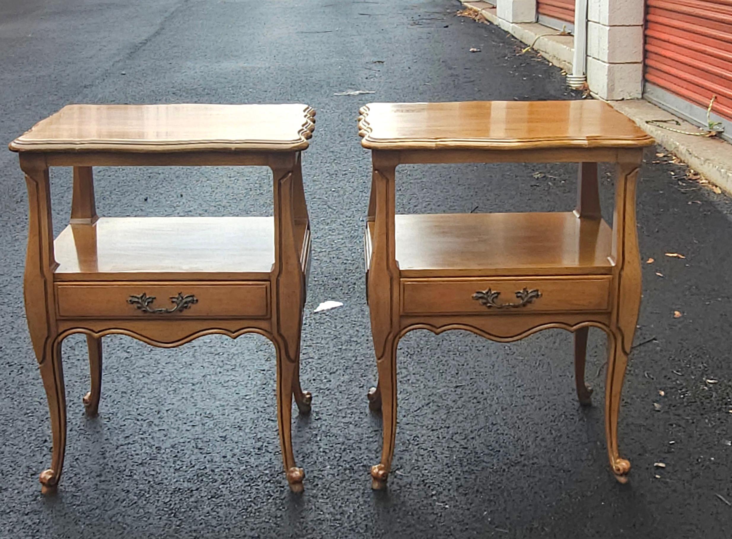Pareja de mesillas de noche de madera de frutal de estilo provincial francés de Fancher Furniture en venta 10