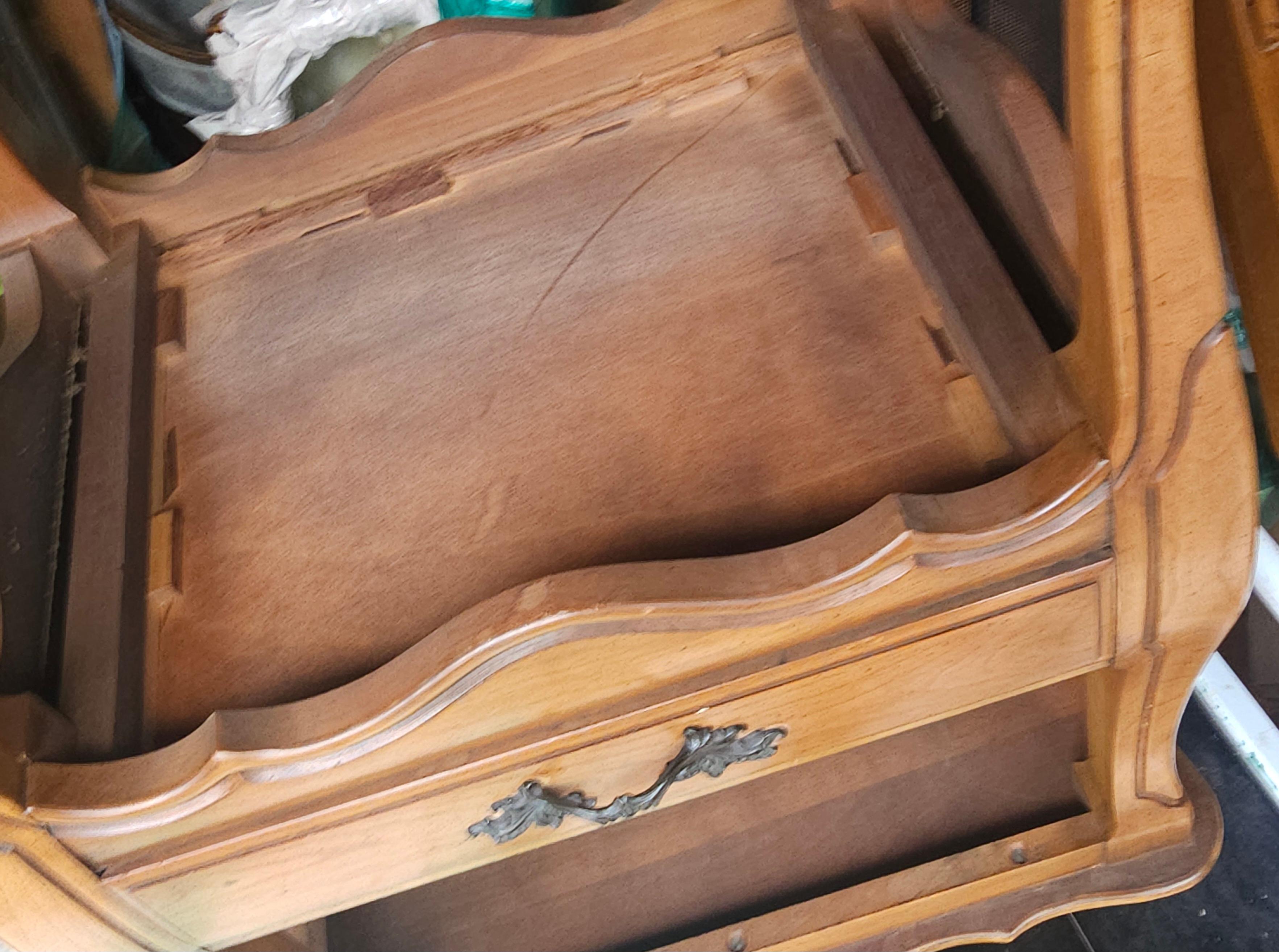 Pareja de mesillas de noche de madera de frutal de estilo provincial francés de Fancher Furniture en venta 11
