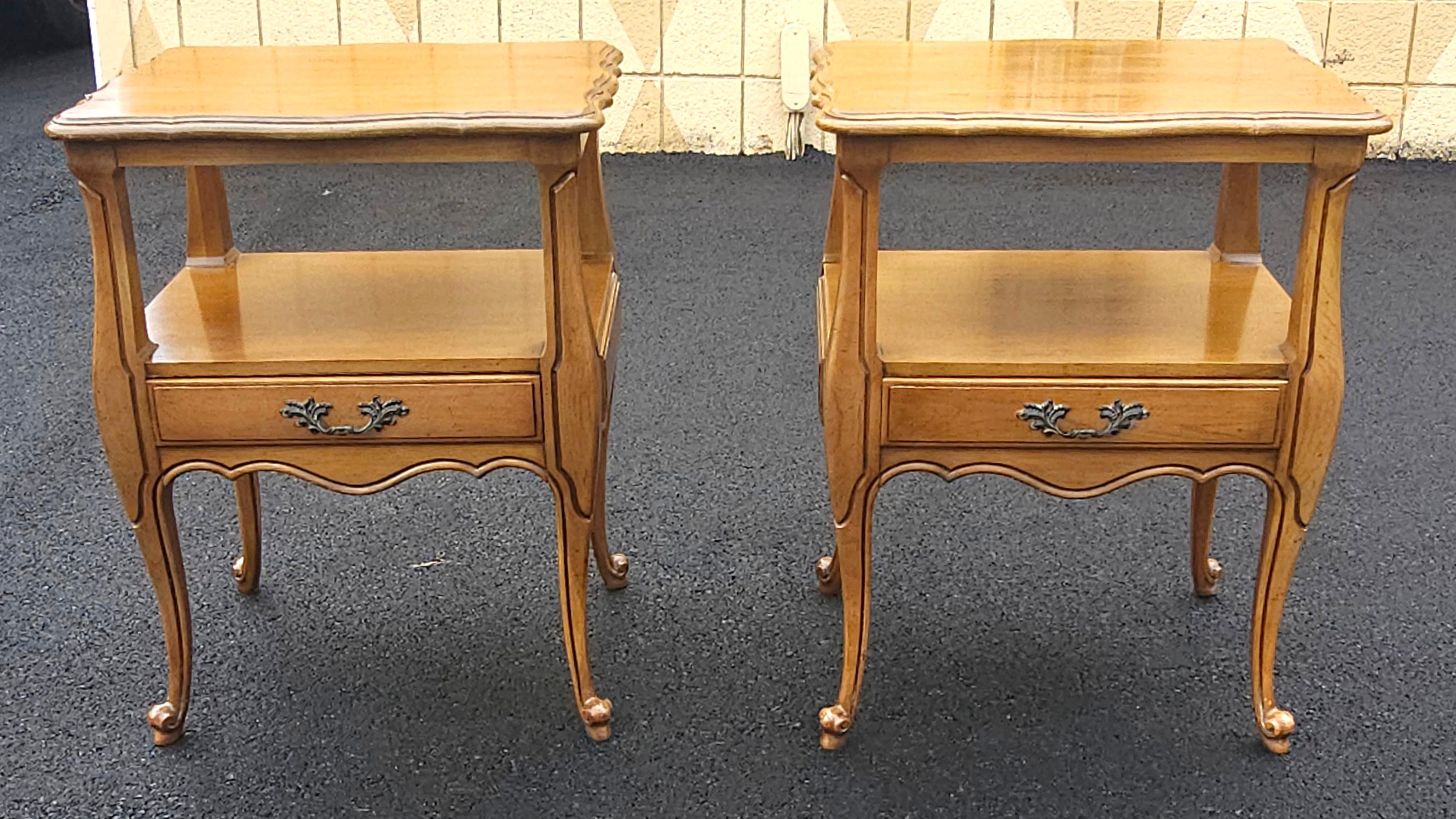 Pareja de mesillas de noche Fancher de estilo provincial francés de madera de frutal con un solo cajón. 
Mide 20,5