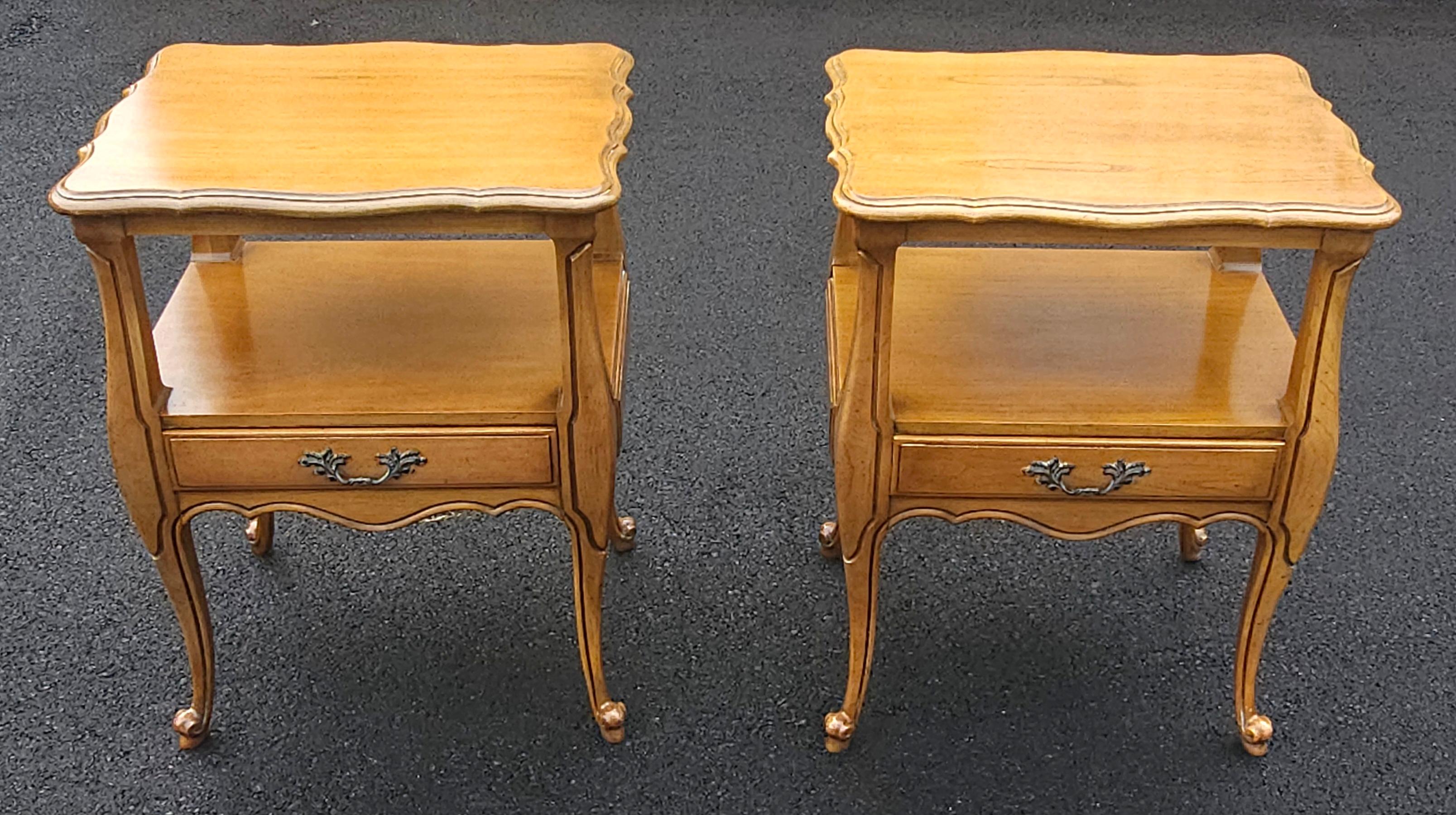 Pareja de mesillas de noche de madera de frutal de estilo provincial francés de Fancher Furniture Moderno de mediados de siglo en venta