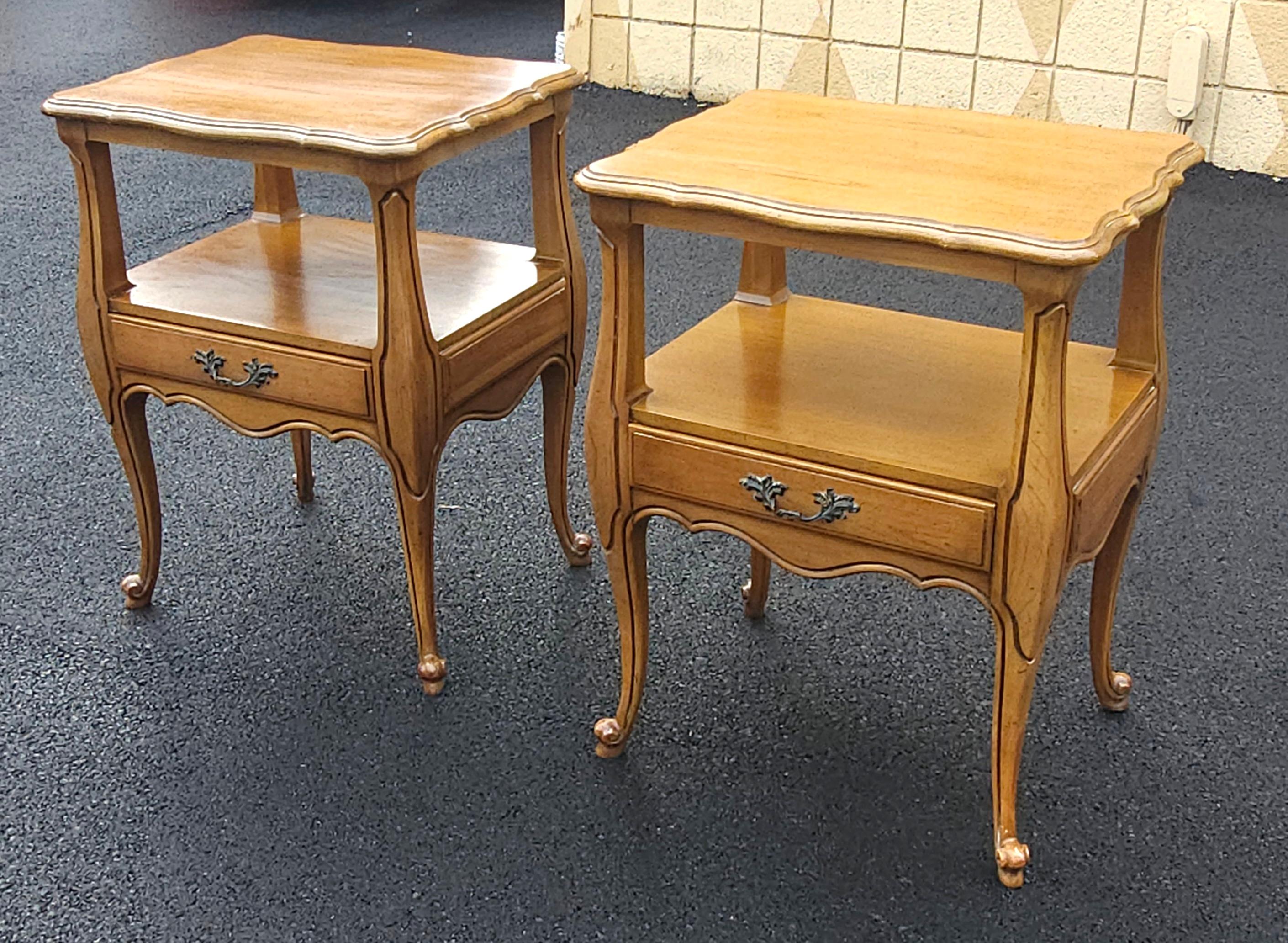 Pareja de mesillas de noche de madera de frutal de estilo provincial francés de Fancher Furniture Estadounidense en venta