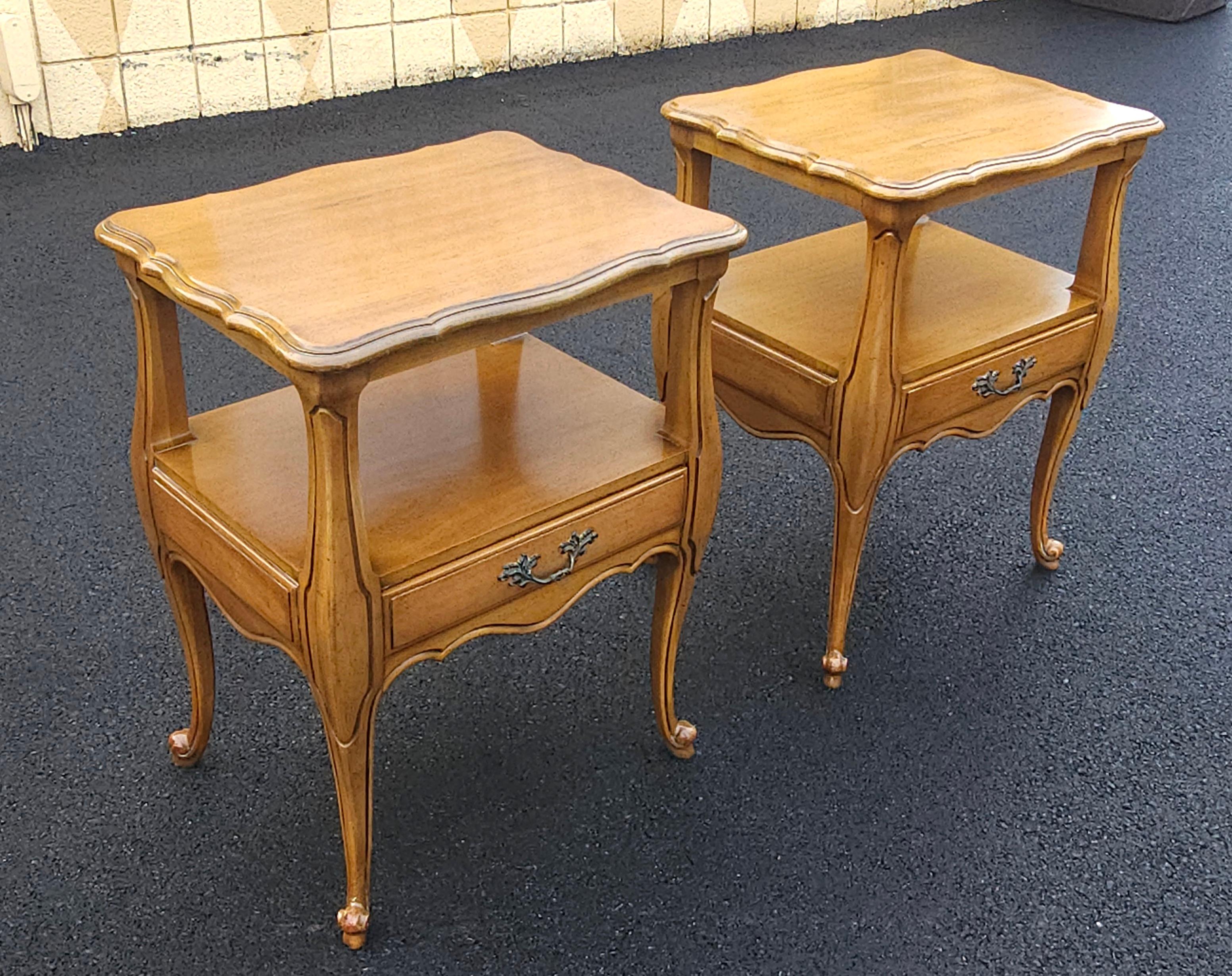 Pareja de mesillas de noche de madera de frutal de estilo provincial francés de Fancher Furniture Caña en venta