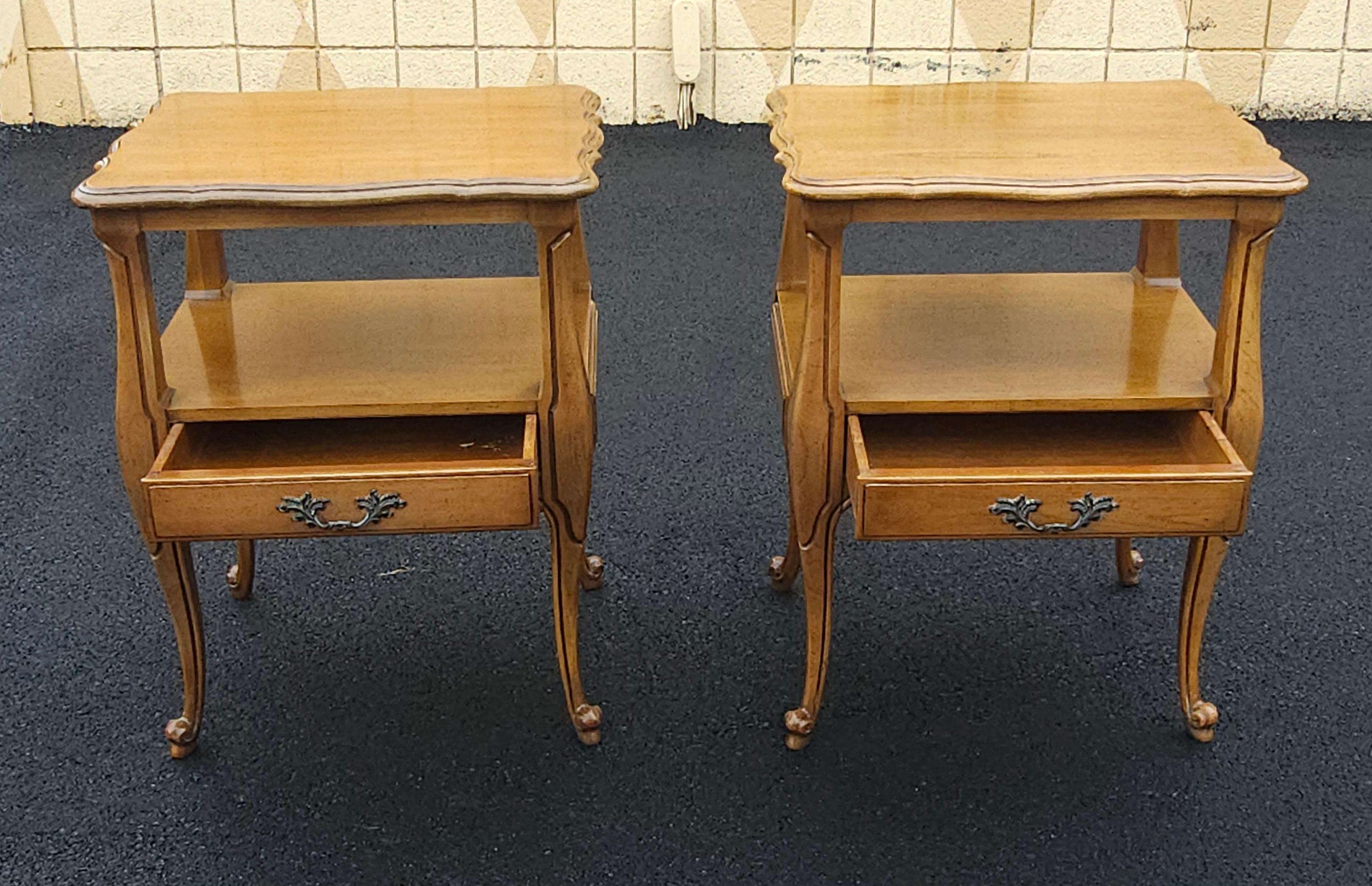 Pareja de mesillas de noche de madera de frutal de estilo provincial francés de Fancher Furniture en Bueno estado para la venta en Germantown, MD