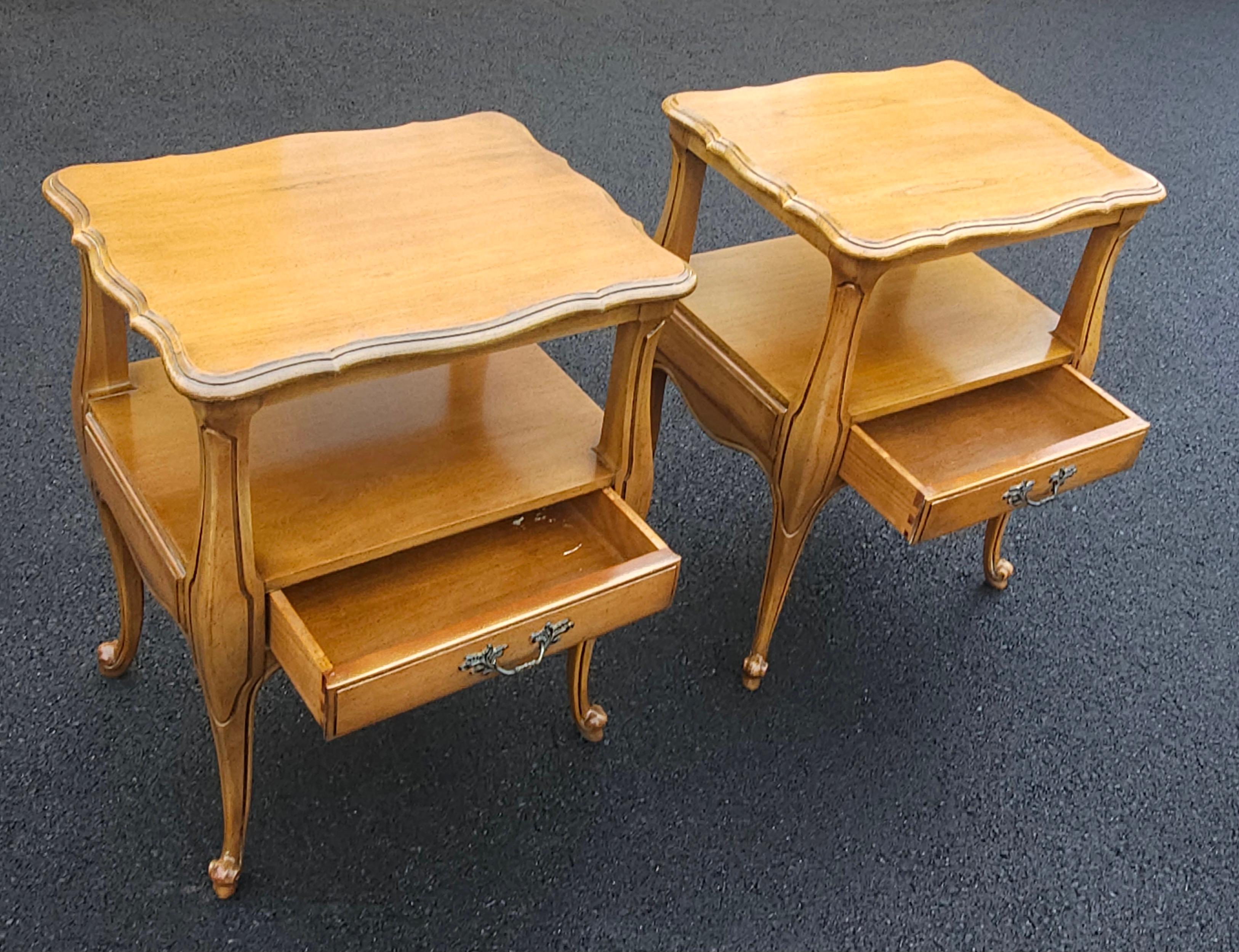 Pareja de mesillas de noche de madera de frutal de estilo provincial francés de Fancher Furniture siglo XX en venta