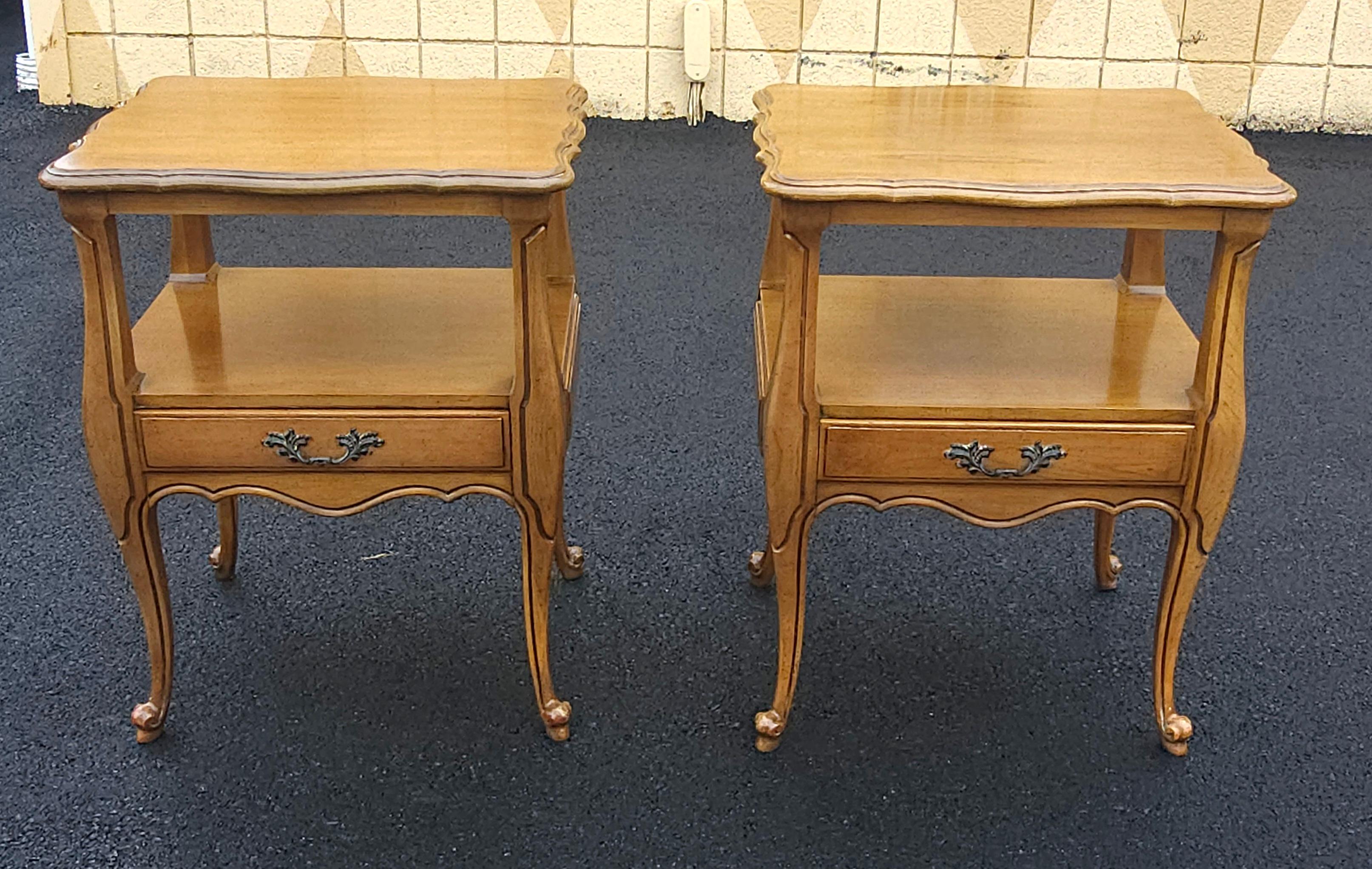 Pareja de mesillas de noche de madera de frutal de estilo provincial francés de Fancher Furniture Madera frutal en venta