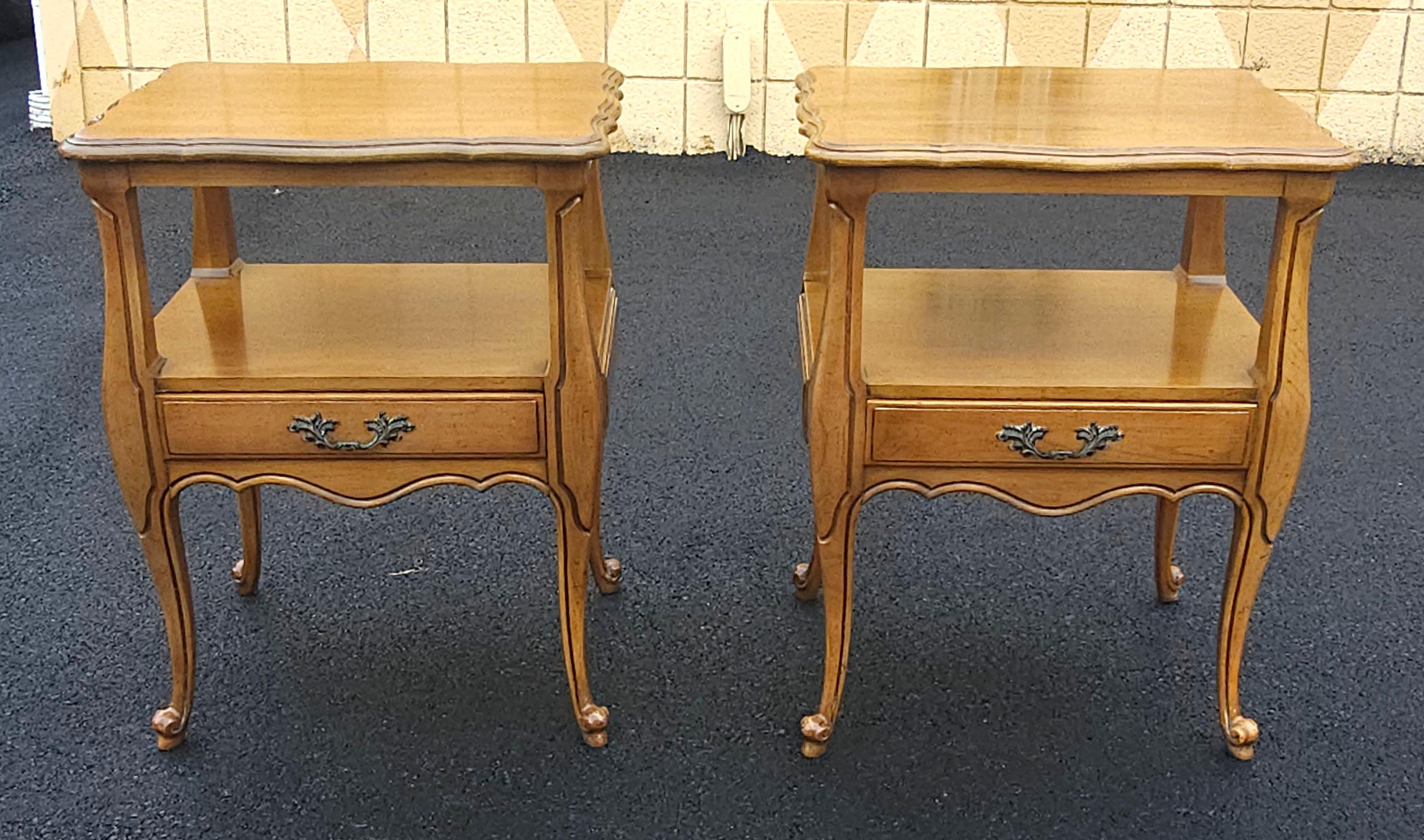 Pareja de mesillas de noche de madera de frutal de estilo provincial francés de Fancher Furniture en venta 1