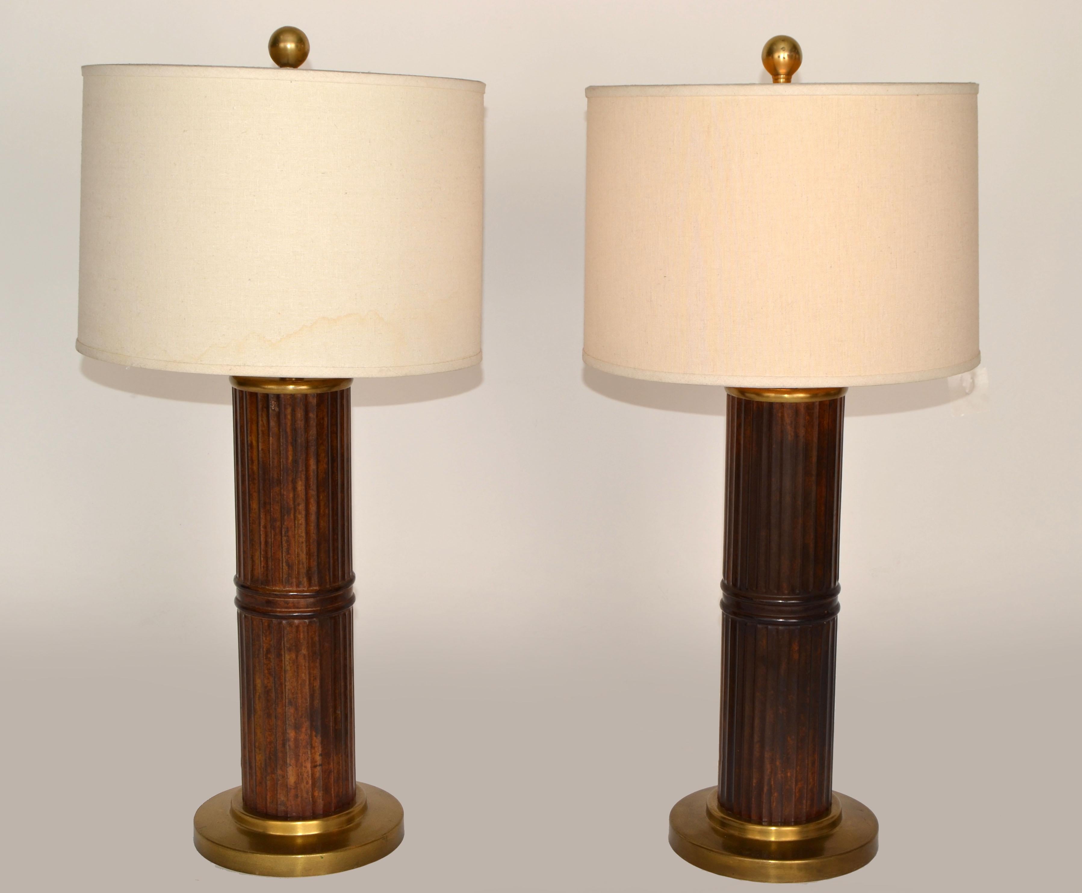 Pareja de lámparas de mesa de bambú sintético estriado y latón estilo Russel Wright Bohemian Chic en venta 7