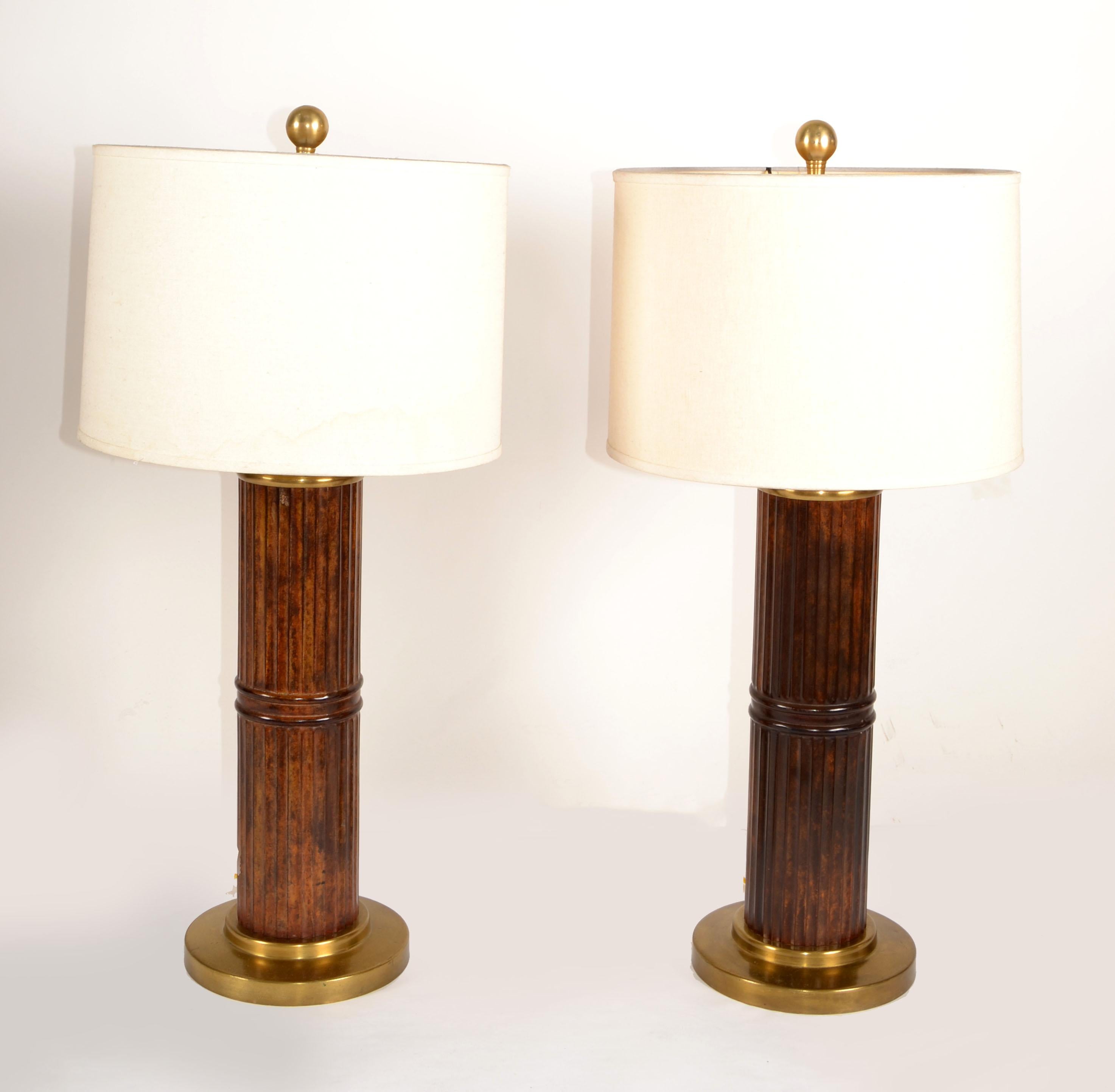 Pareja de lámparas de mesa de bambú sintético estriado y latón estilo Russel Wright Bohemian Chic Moderno de mediados de siglo en venta