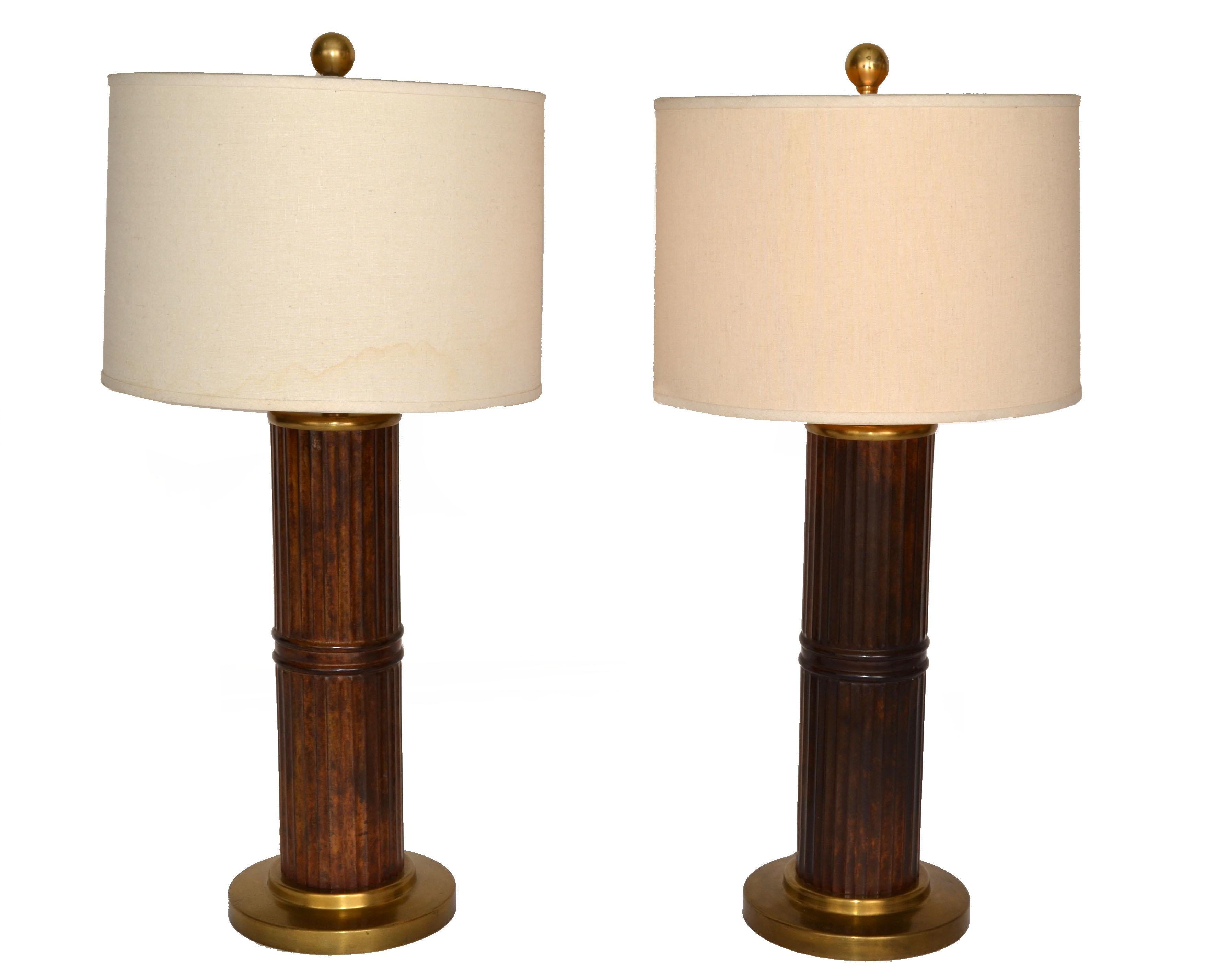 Pareja de lámparas de mesa de bambú sintético estriado y latón estilo Russel Wright Bohemian Chic Vaciado en venta