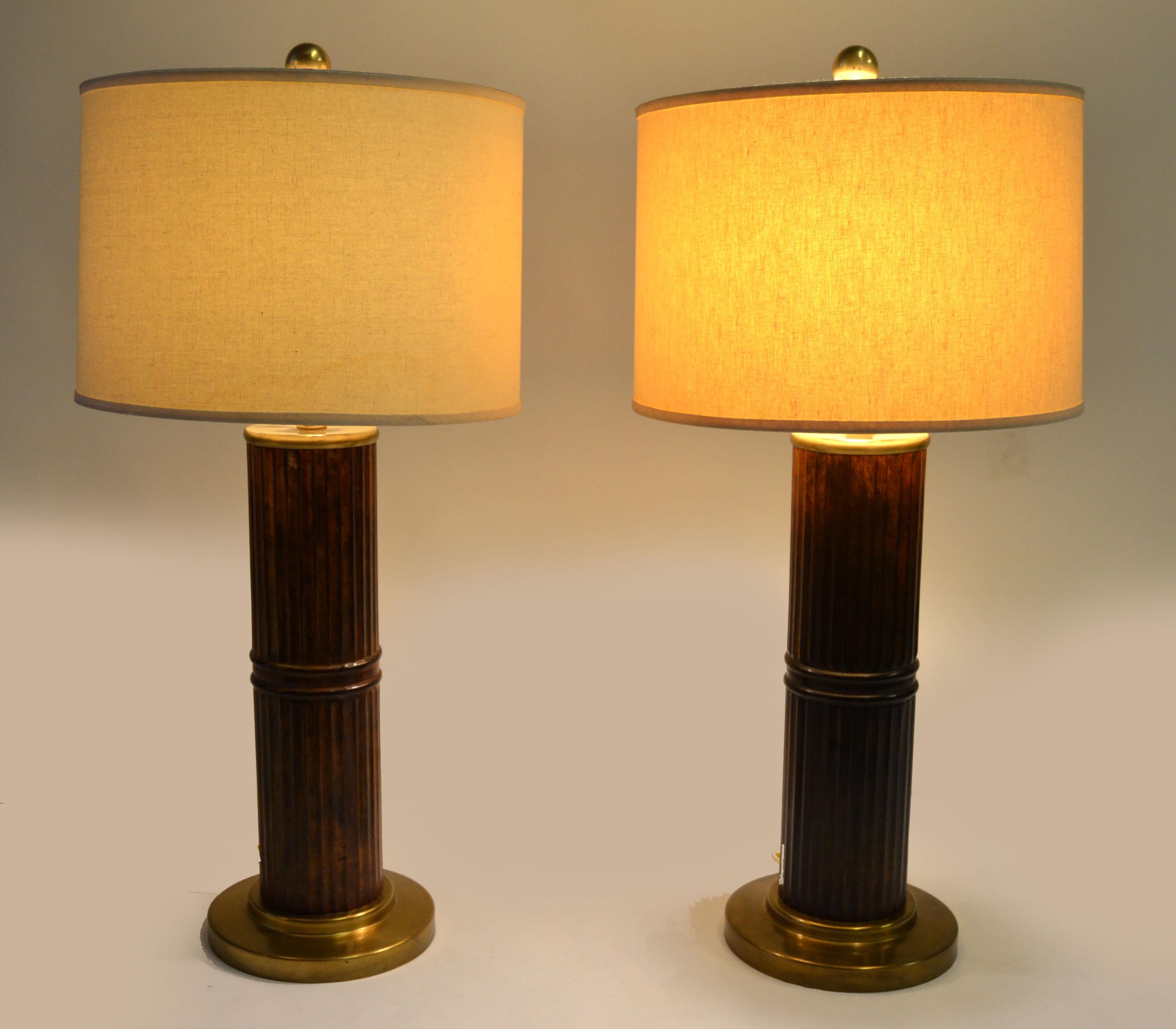 Pareja de lámparas de mesa de bambú sintético estriado y latón estilo Russel Wright Bohemian Chic en Bueno estado para la venta en Miami, FL