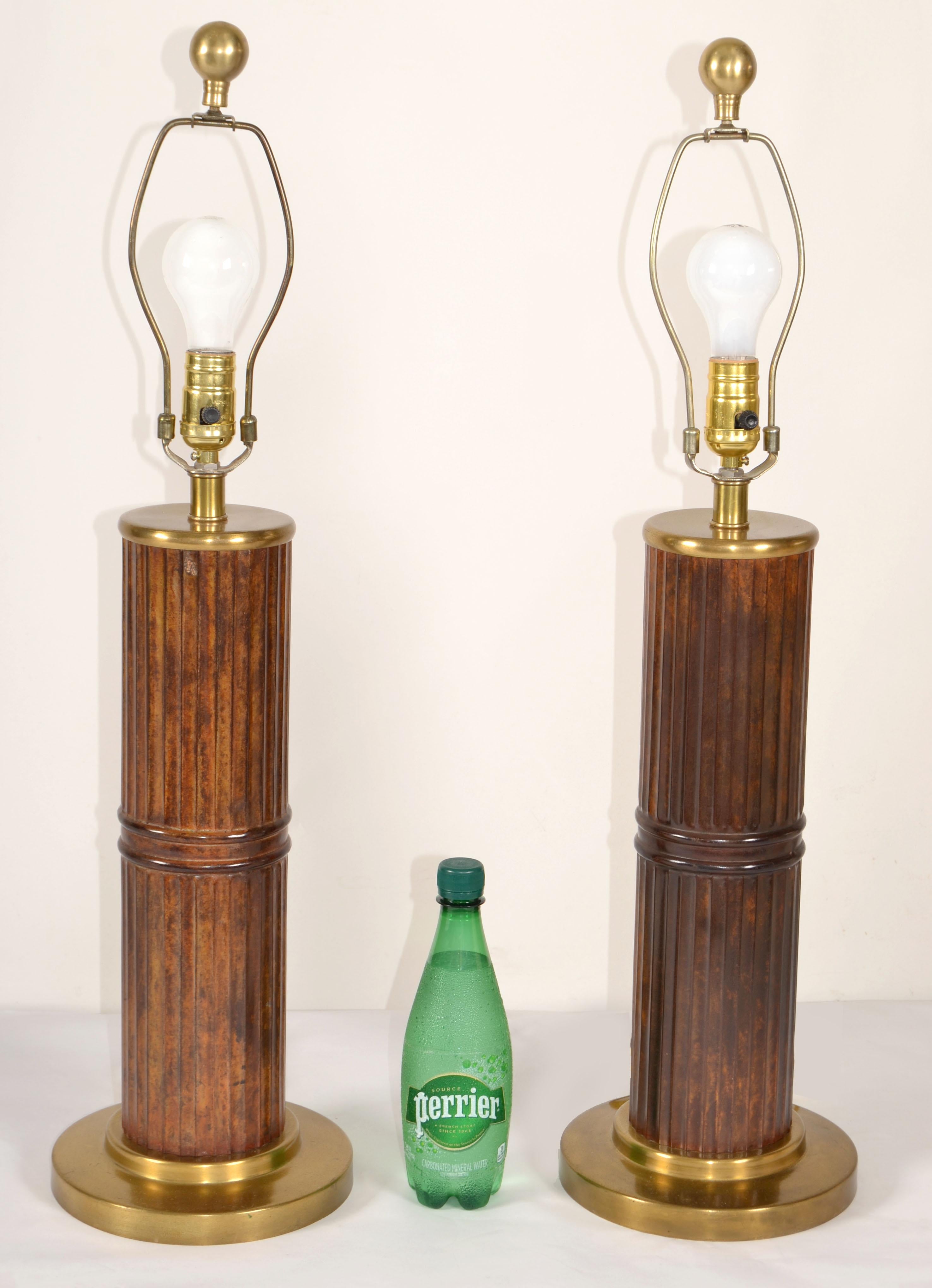 Pareja de lámparas de mesa de bambú sintético estriado y latón estilo Russel Wright Bohemian Chic siglo XX en venta
