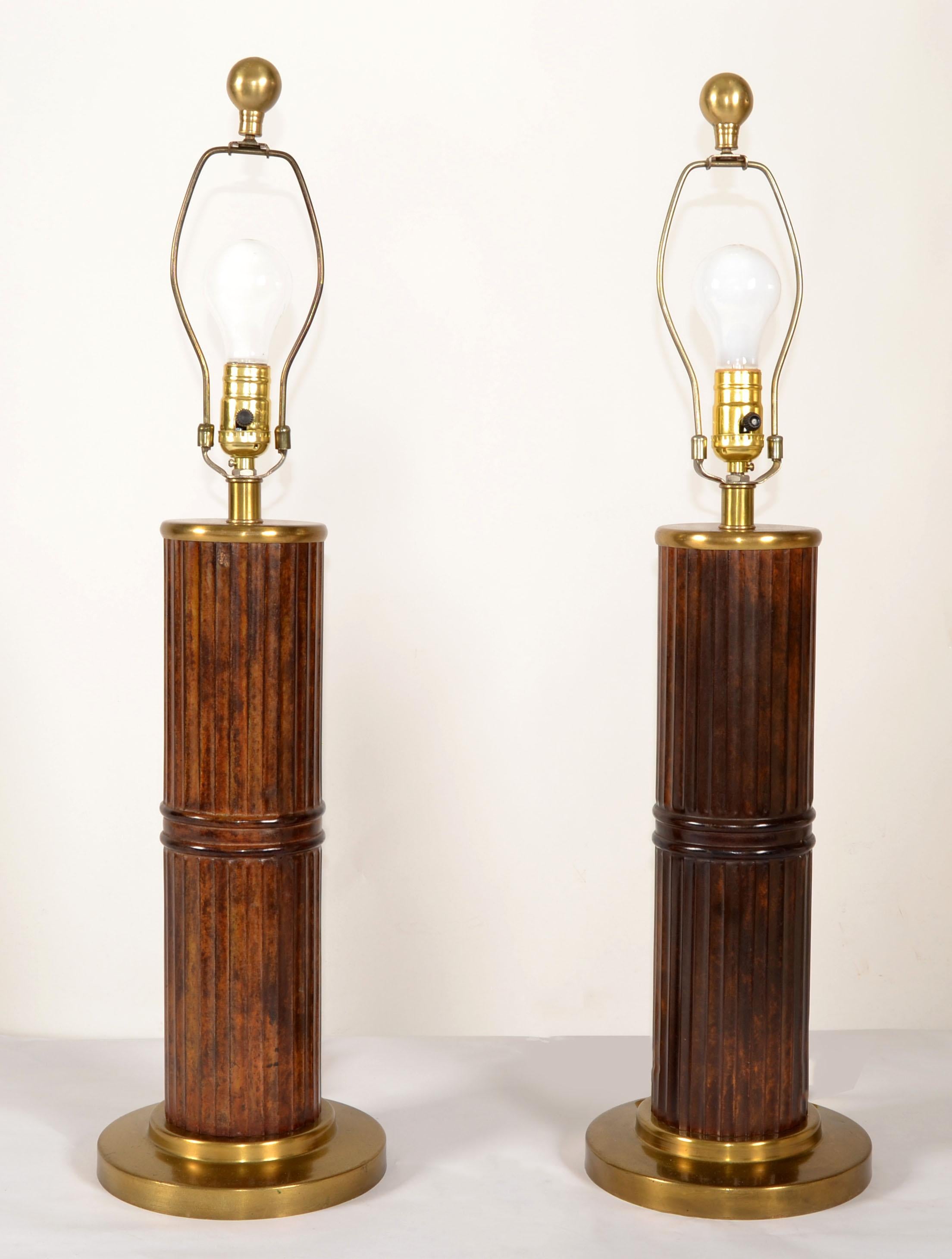 Pareja de lámparas de mesa de bambú sintético estriado y latón estilo Russel Wright Bohemian Chic Latón en venta