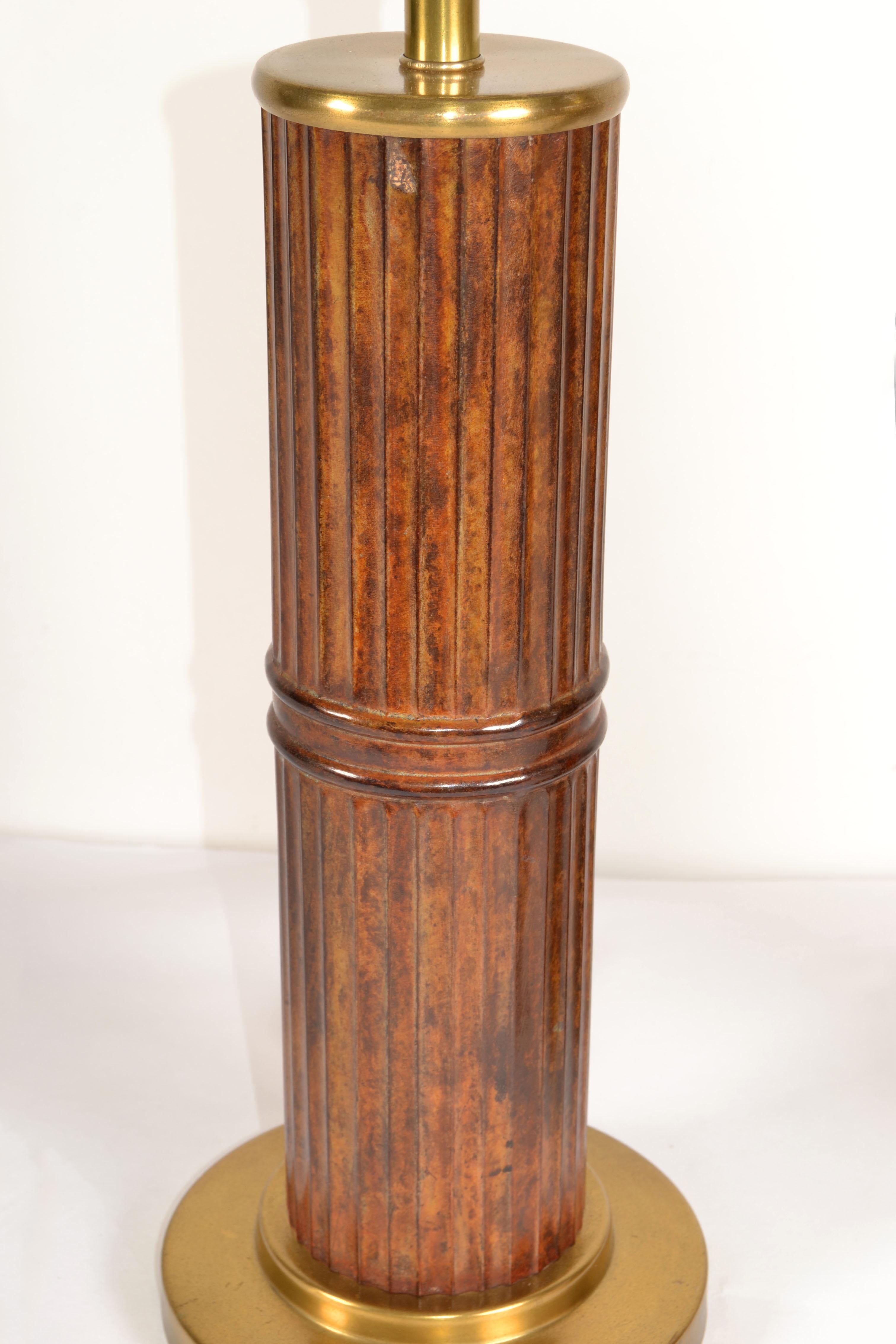 Pareja de lámparas de mesa de bambú sintético estriado y latón estilo Russel Wright Bohemian Chic en venta 1