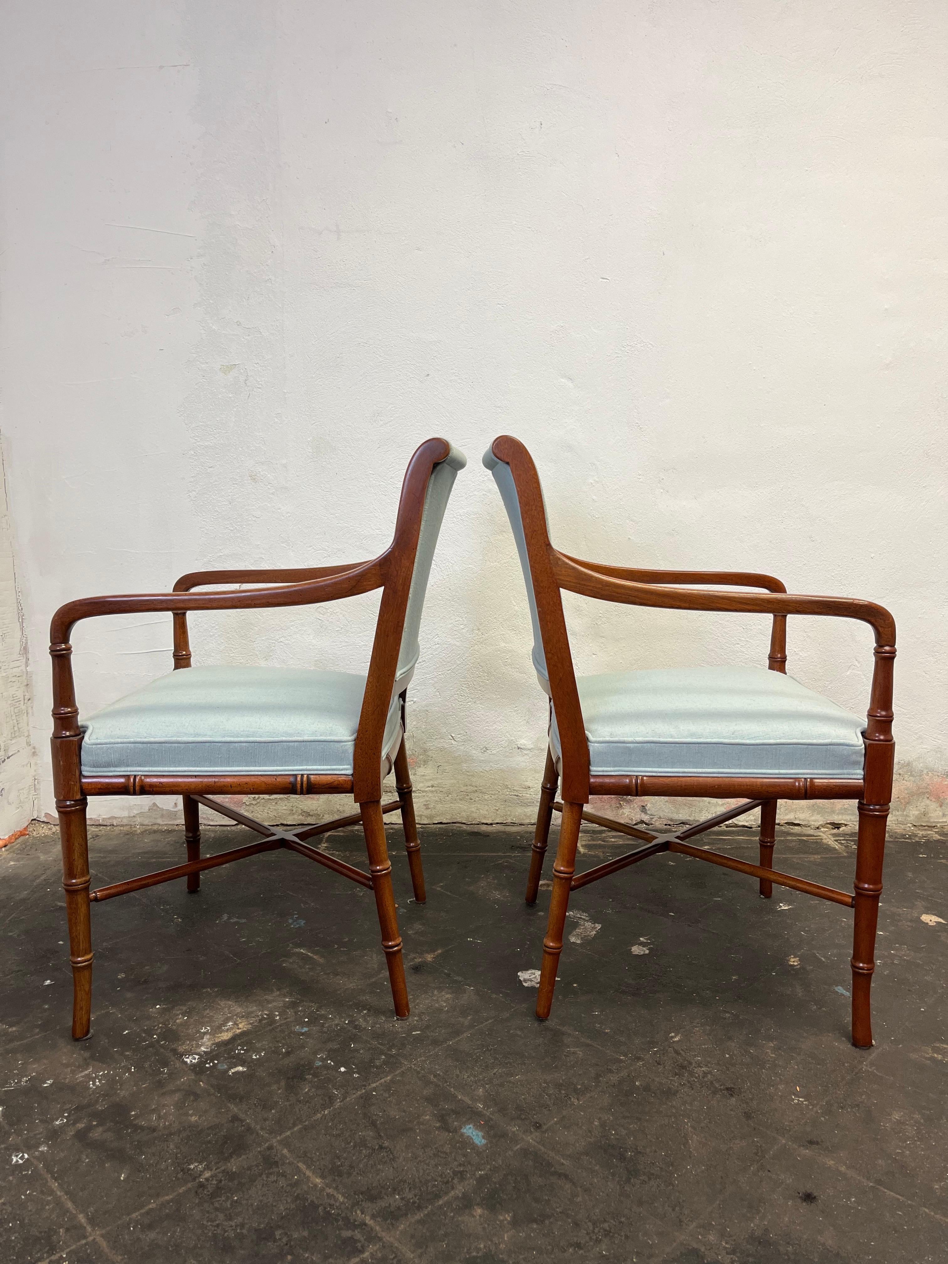 Coppia di sedie da caminetto con gambe affusolate in finto bambù a forma di Horn con struttura in noce massiccio. 
Curbside to NYC/Philly $450
